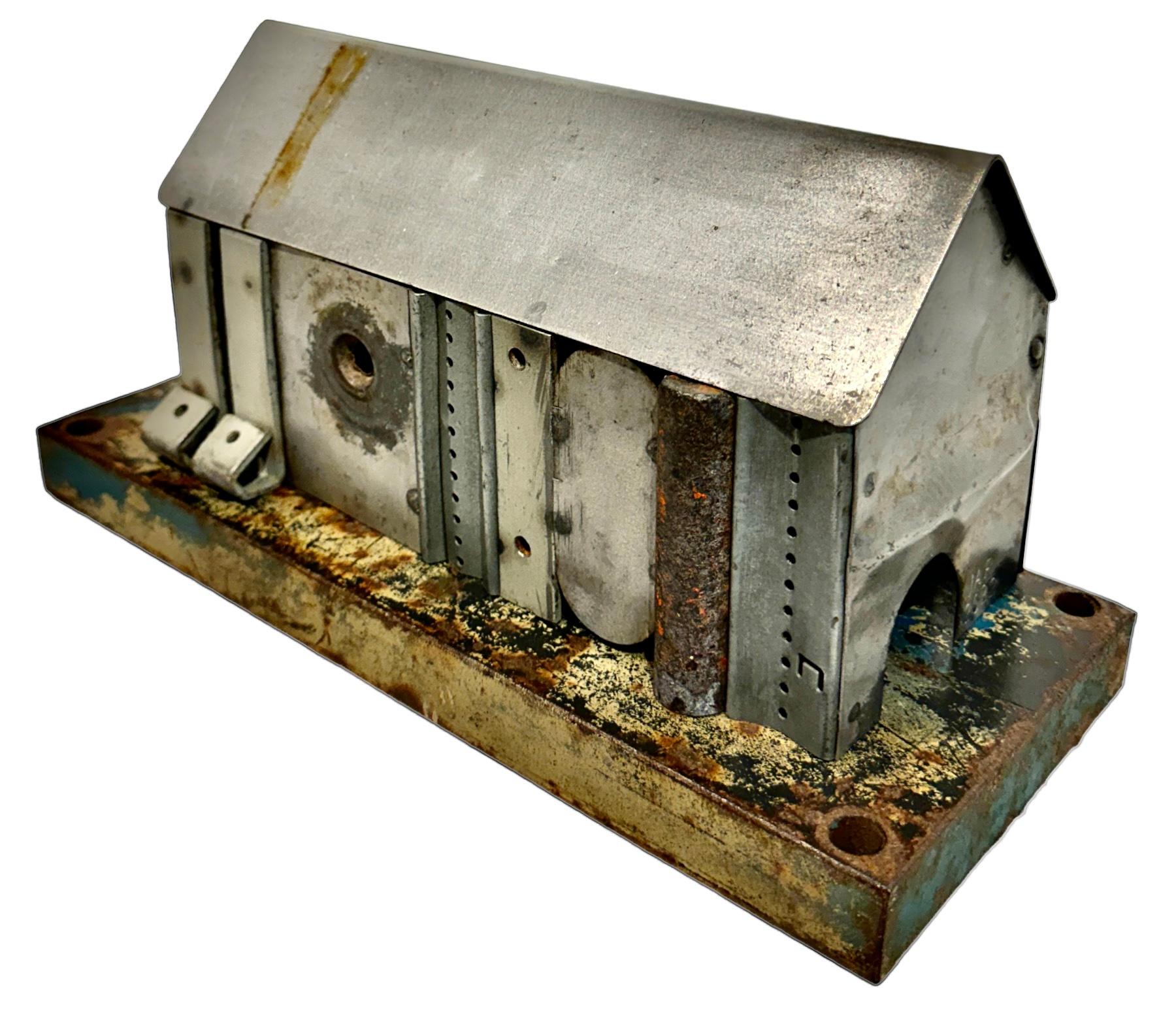 Structure d'une maison en acier trouvée et récupérée sur une base en acier récupéré Neuf - En vente à Chicago, IL