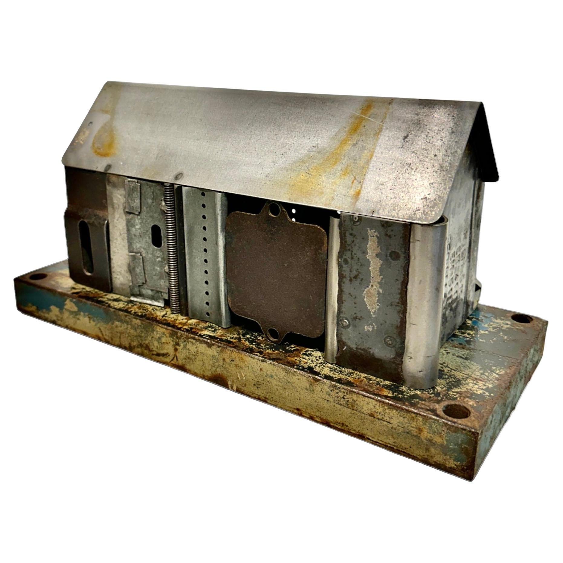 Estructura de casa de acero encontrado y recuperado sobre una base de acero recuperado