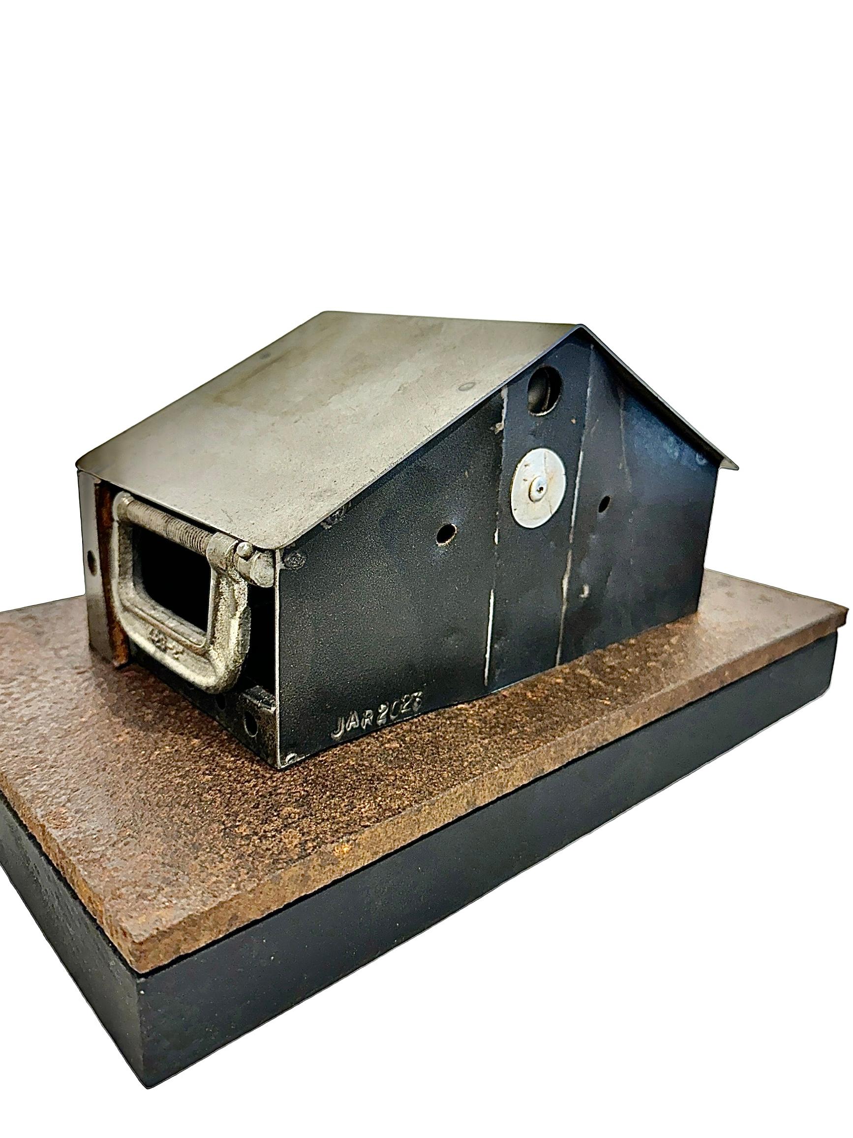 Américain Structure d'une maison en acier trouvée et récupérée sur une plaque d'acier récupérée et une base en bois en vente
