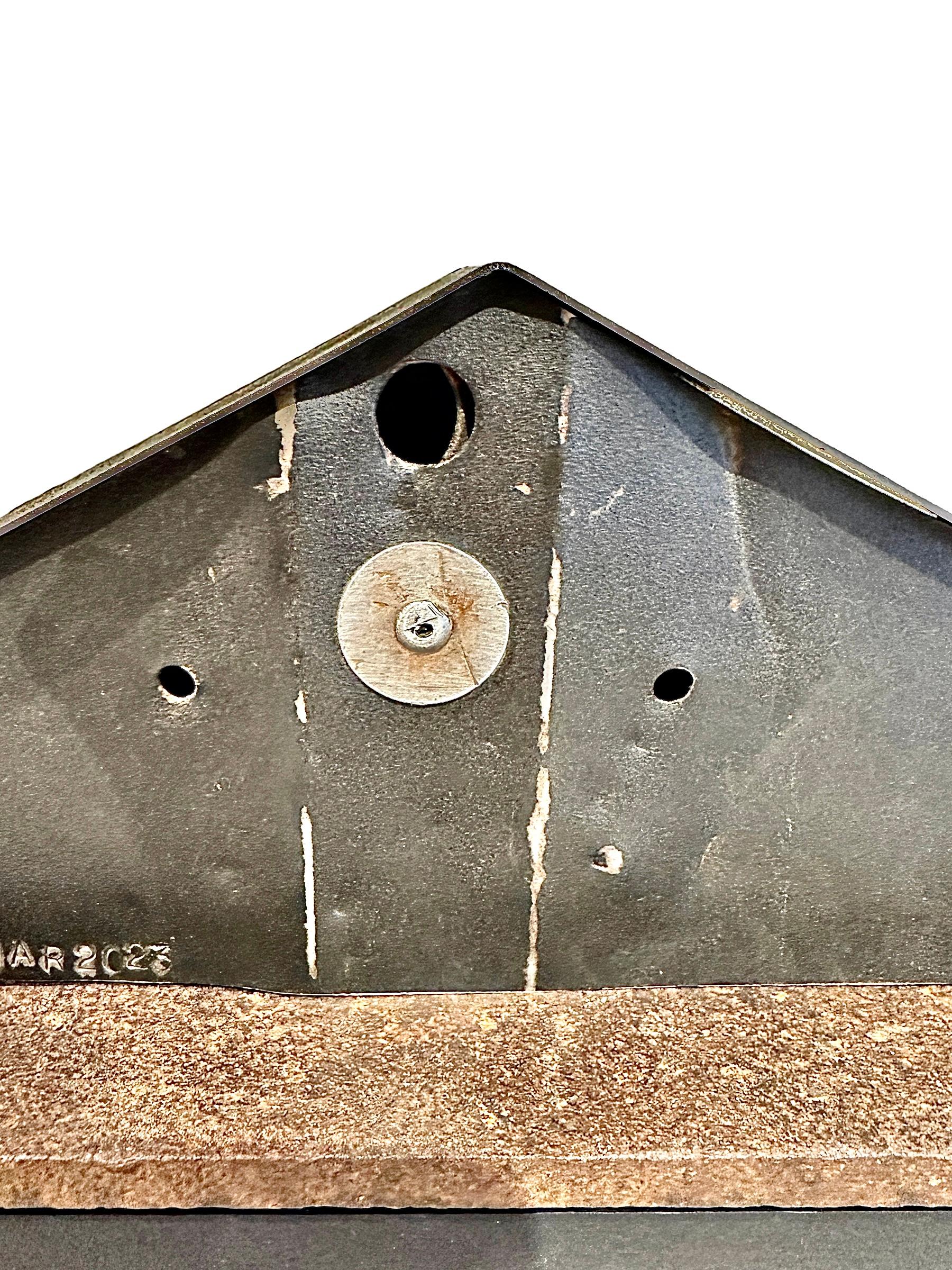 Soudé Structure d'une maison en acier trouvée et récupérée sur une plaque d'acier récupérée et une base en bois en vente