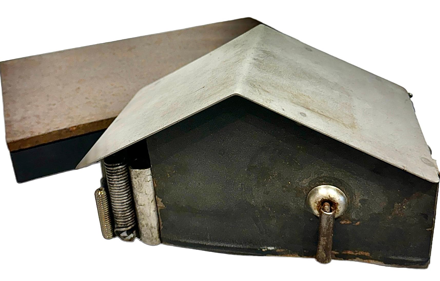 XXI secolo e contemporaneo Struttura di una casa in acciaio trovata e recuperata su una base in legno e lamiera d'acciaio recuperata in vendita
