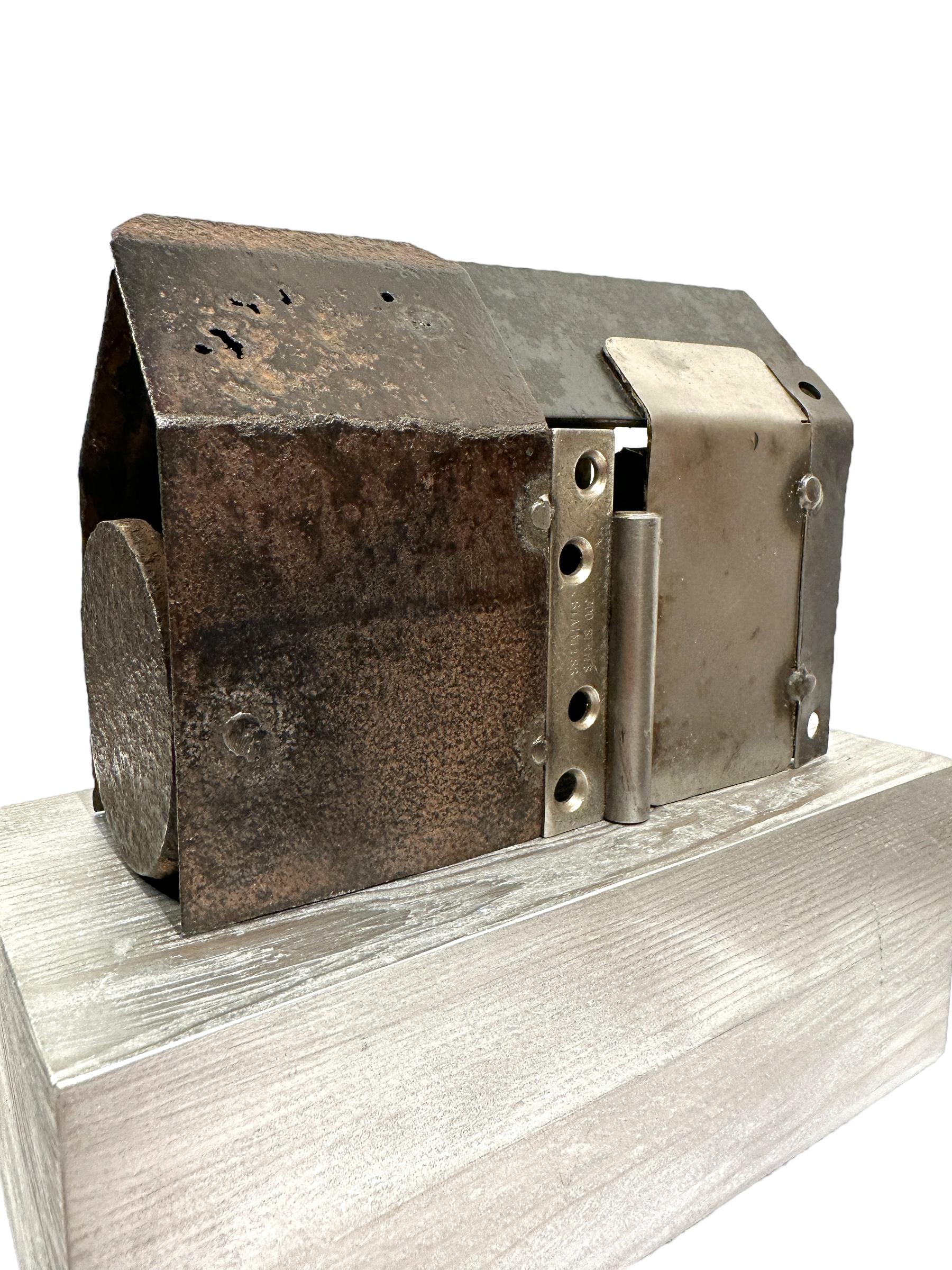 Métal Structure en acier trouvée et récupérée sur une base en bois en vente
