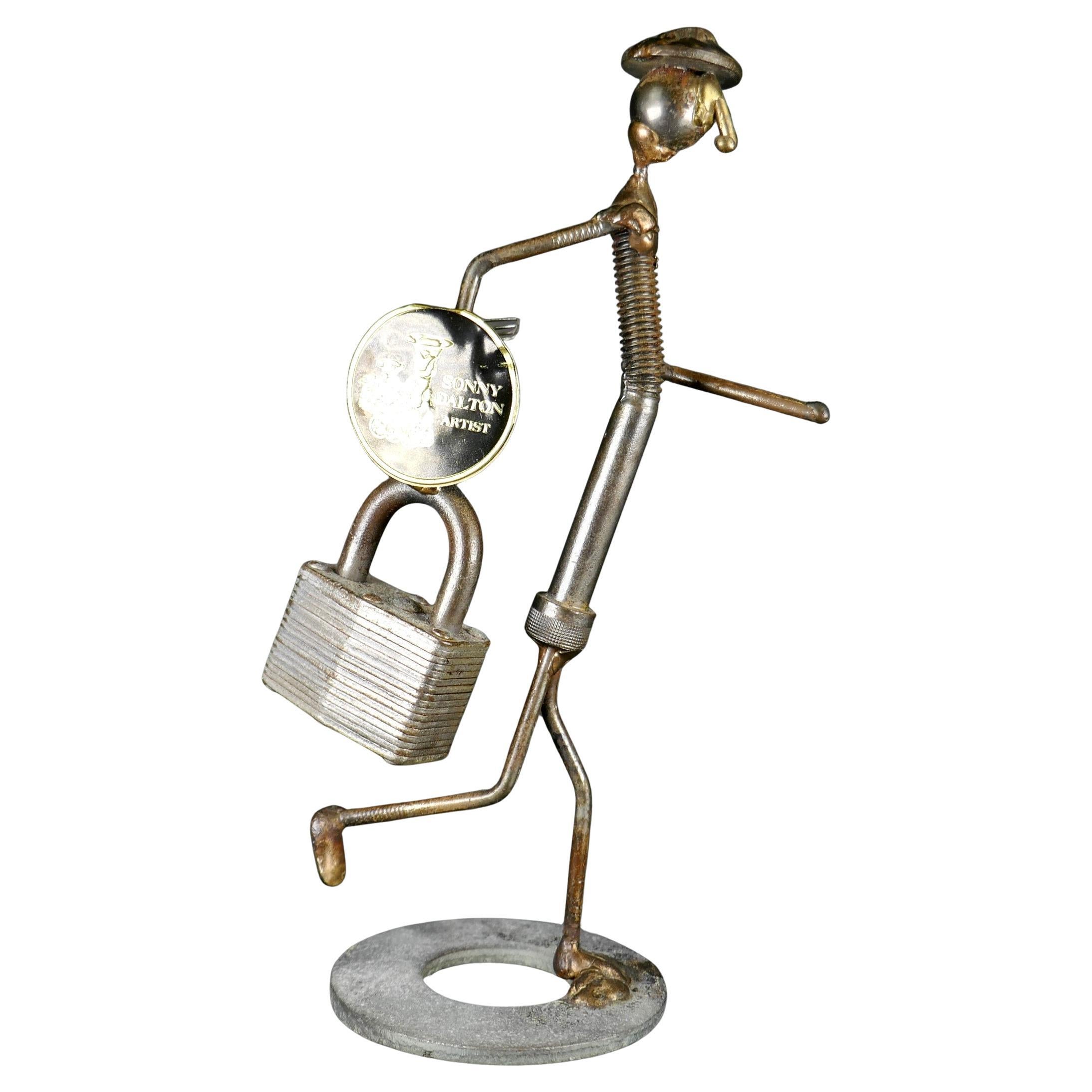 Found Art by Sonny Dalton Sculpture de bureau en matériaux mixtes Homme au bureau