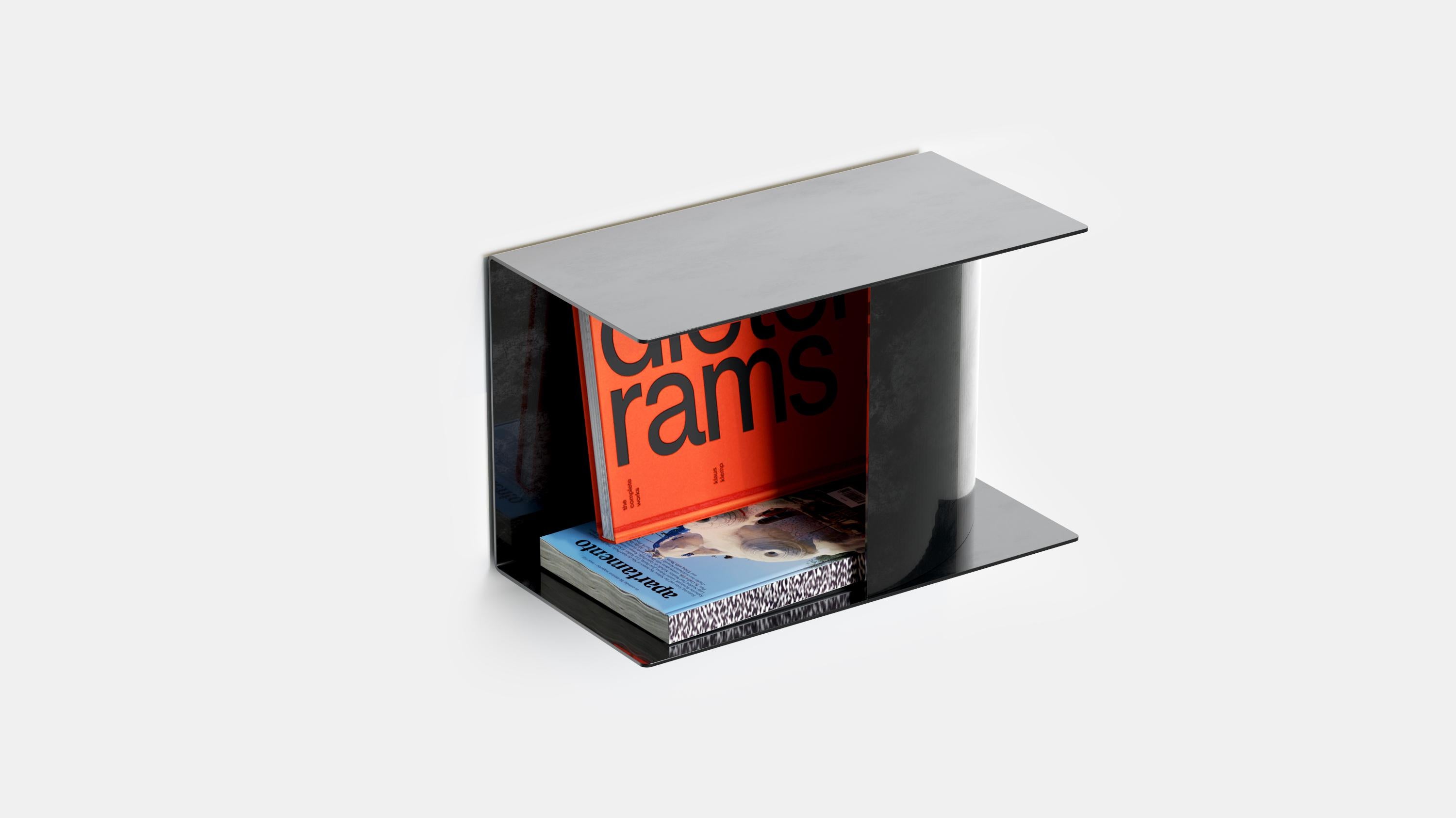 Der DREAM Nachttisch ist ein außergewöhnliches Möbelstück, das aus pulverbeschichtetem Stahl gefertigt ist. Er kann auf beiden Seiten des Bettes aufgestellt werden und bietet Platz für Bücher, Zeitschriften und das Telefon. Mit ihrer faszinierenden,