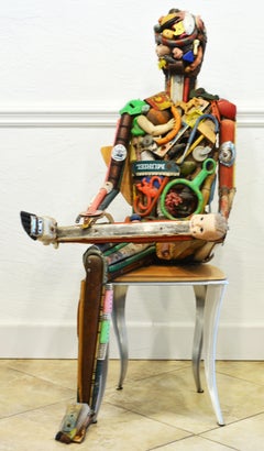 Assemblaggio di oggetti trovati Scultura a grandezza naturale di nudo maschile seduto di Leo Sewell