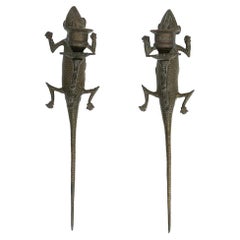 Trovata coppia di candelabri a lucertola in ottone acidato