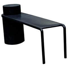 Banc de fondation en marbre noir Marquina et assise en métal noir poudré