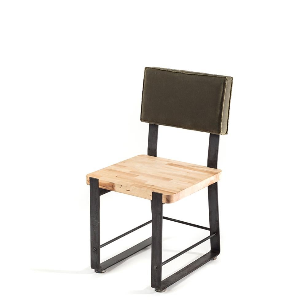 Conçue par Basile Built, célèbre Studio de Design/One basé à San Diego, Californie, notre chaise de salle à manger foundation fusionne lignes épurées et durabilité intemporelle, avec son corps en acier laminé à chaud ciré au pistolet, son assise en