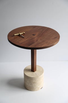 Tavolino Foundation contemporaneo in legno di noce e pietra di Fort Standard