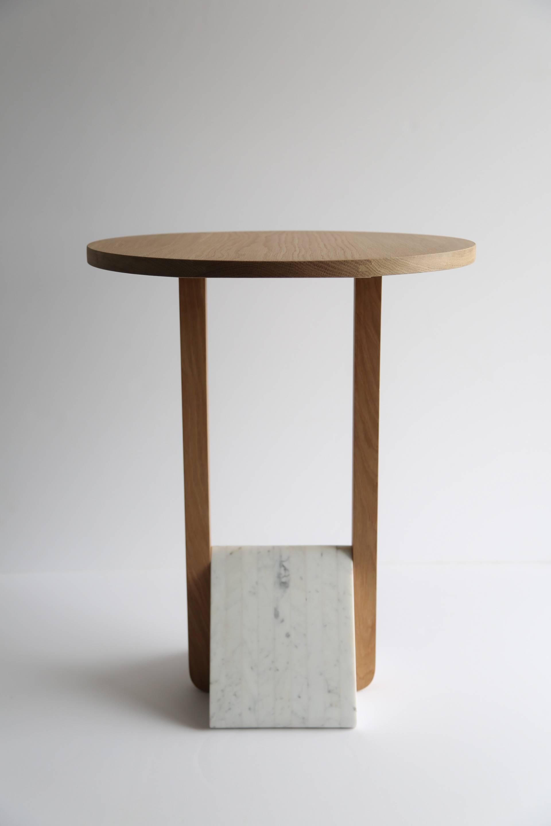 Américain Table d'appoint contemporaine à base en bois de noyer et pierre par Fort Standard en vente