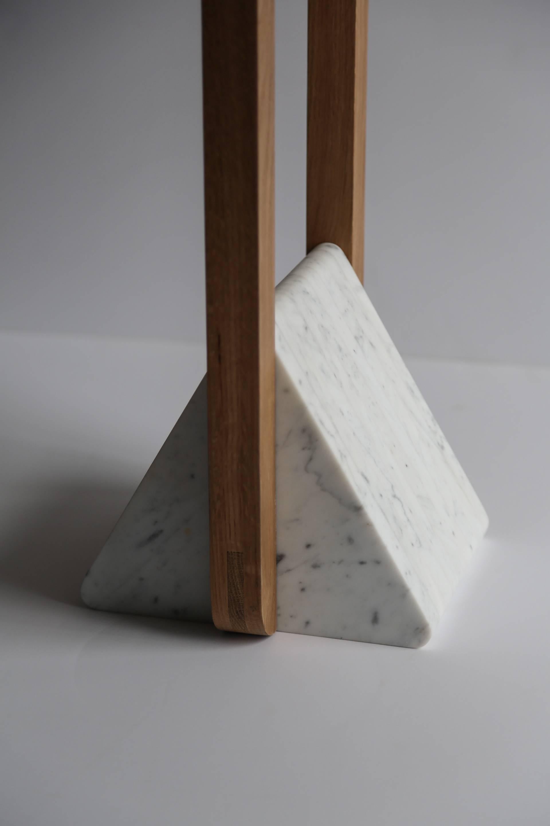 Noyer Table d'appoint contemporaine à base en bois de noyer et pierre par Fort Standard en vente