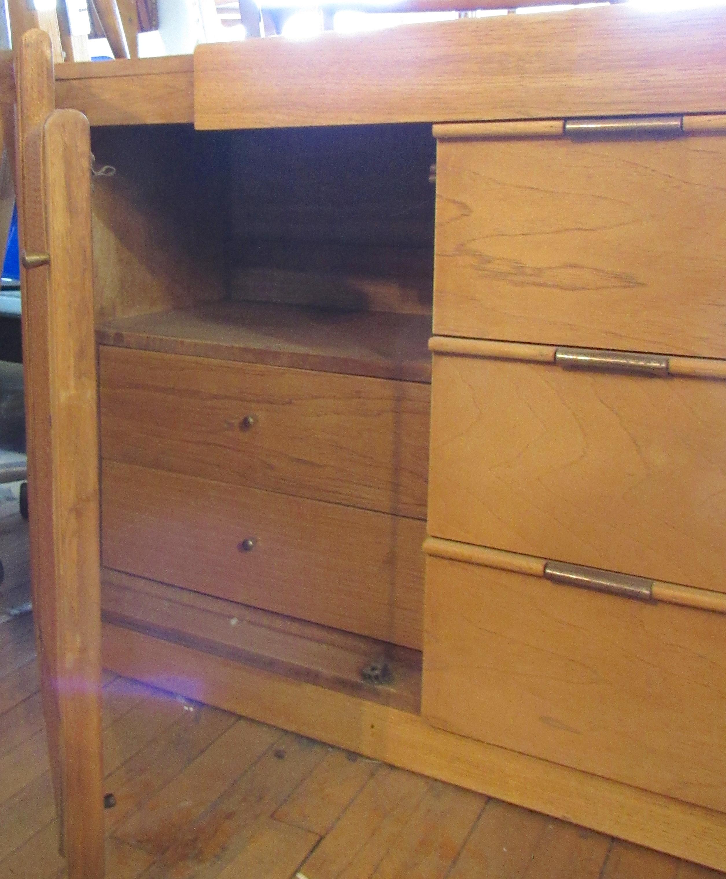 Commode des fondateurs avec portes en osier en vente 1