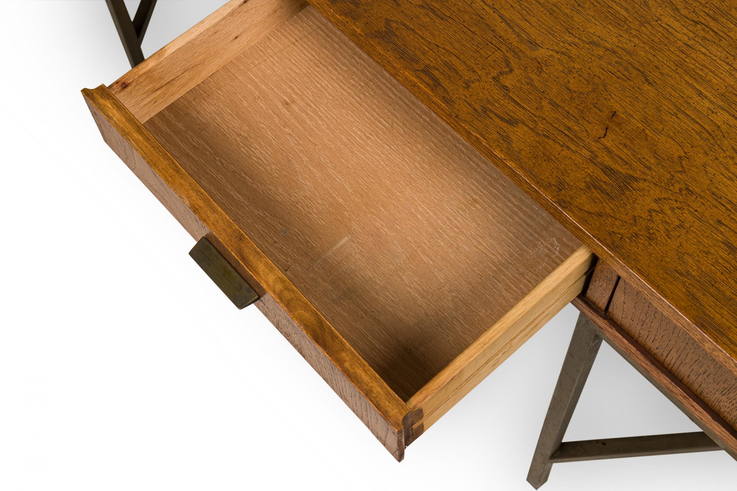 Founders Furniture Co. Rechteckiger Schreibtisch aus Nussbaum und Bronze im Angebot 7