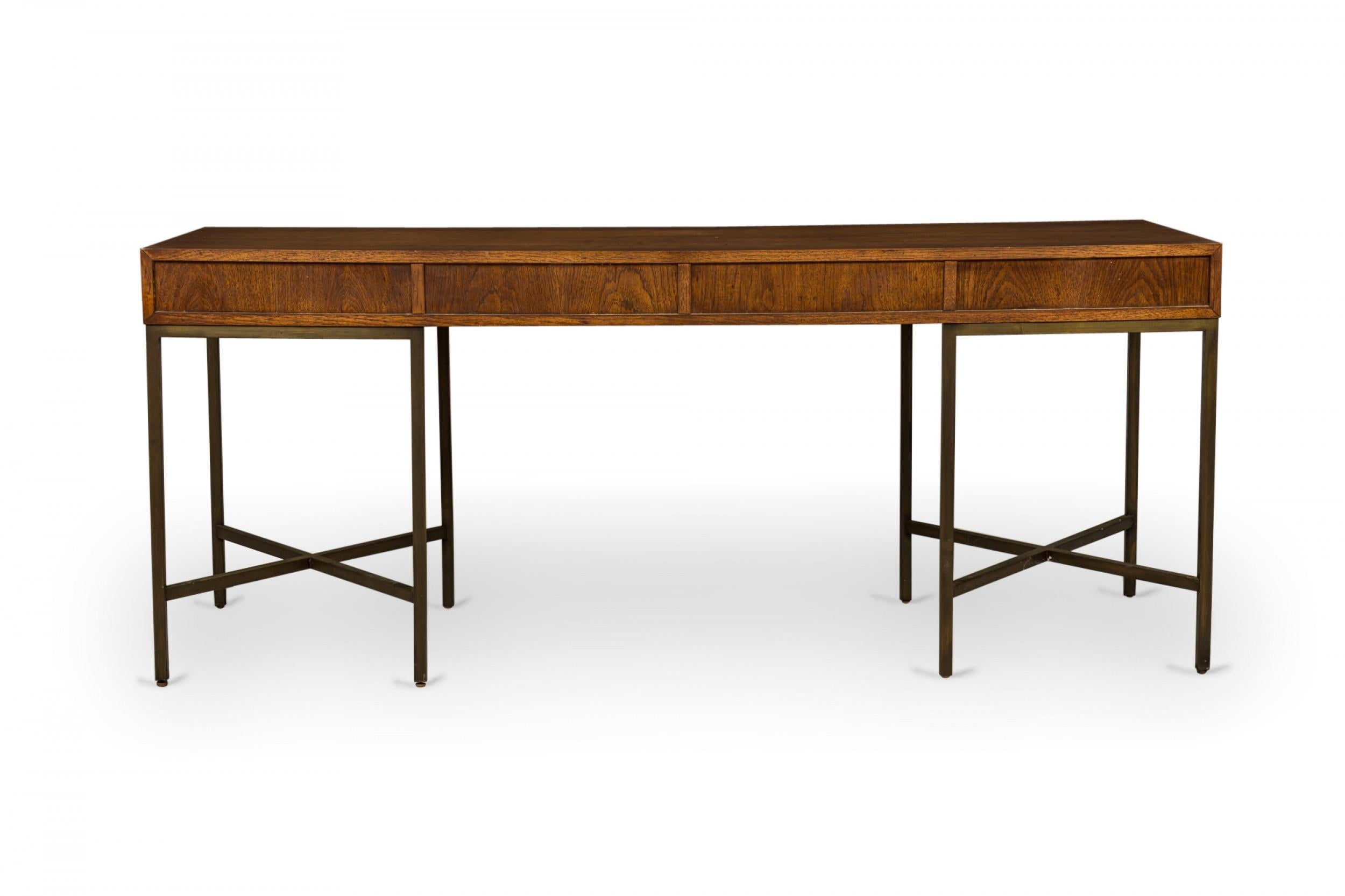 Founders Furniture Co. Rechteckiger Schreibtisch aus Nussbaum und Bronze im Zustand „Gut“ im Angebot in New York, NY