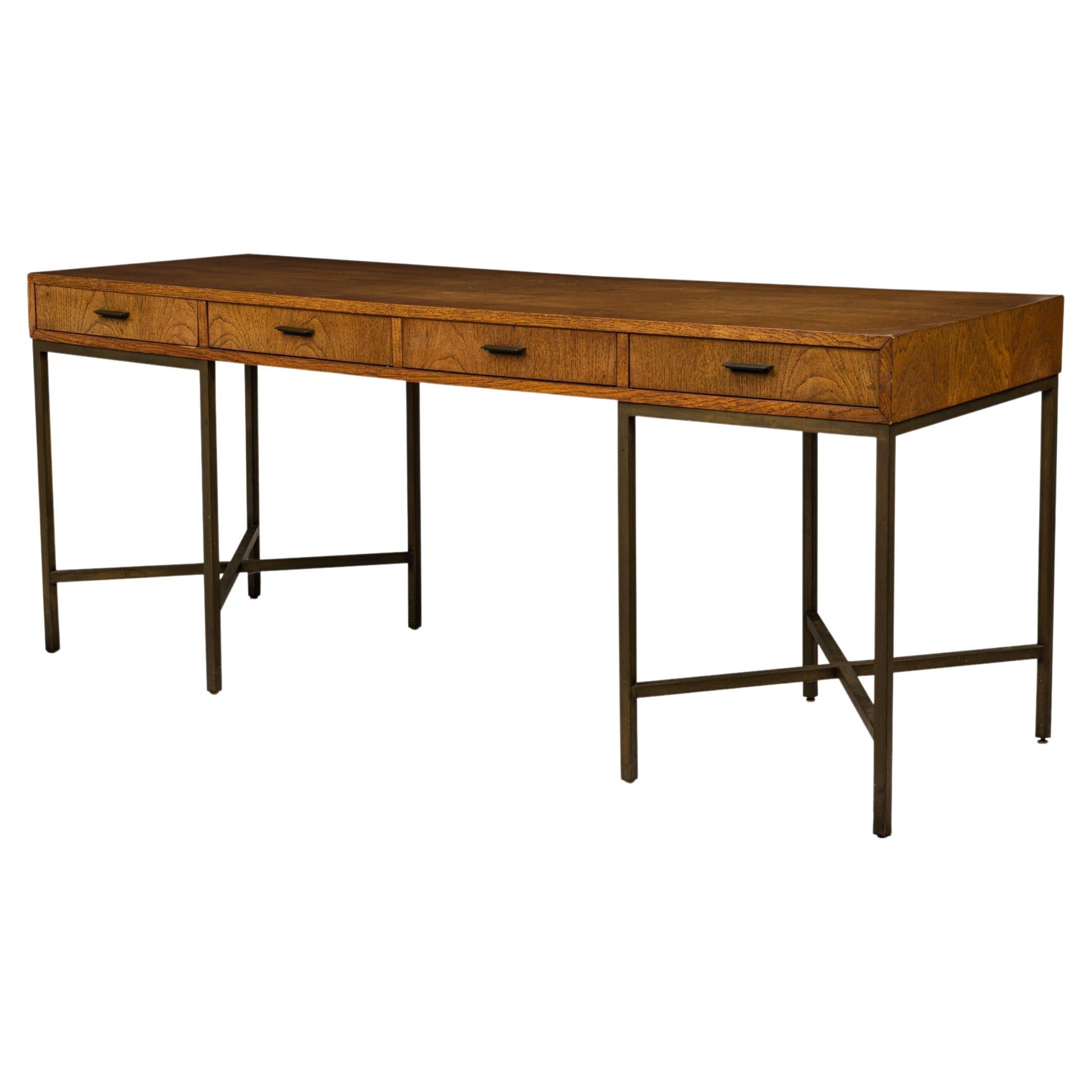 Founders Furniture Co. Bureau rectangulaire en noyer et bronze en vente