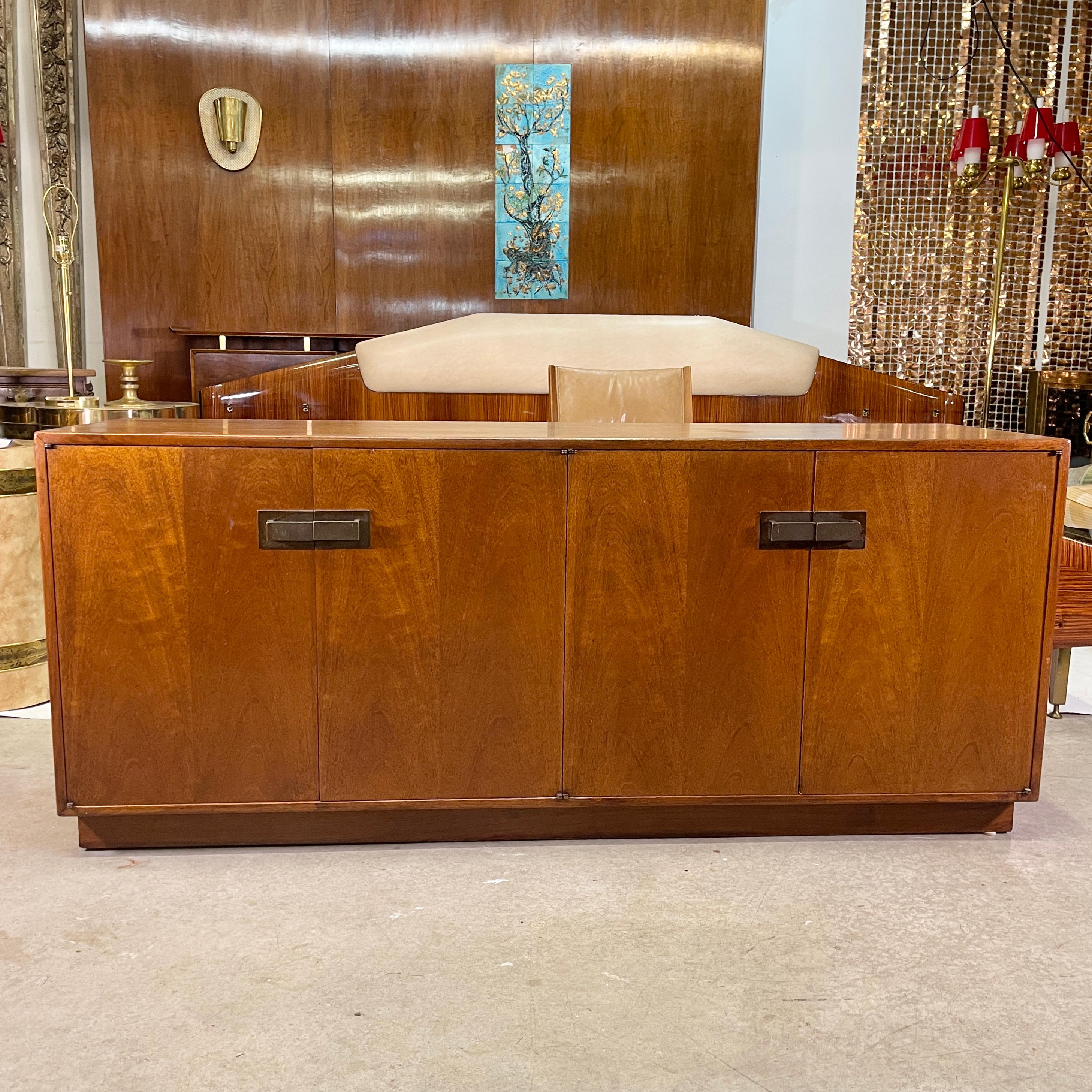 1960er Jahre Founders Furniture Co. Modell 21301-48, F-16 Sideboard mit zwei Schrankfächern und vier Doppeltüren mit Gussbronzebeschlägen.
Die linke Seite ist ein offener Schrank mit Zapfenlöchern für ein oder mehrere höhenverstellbare