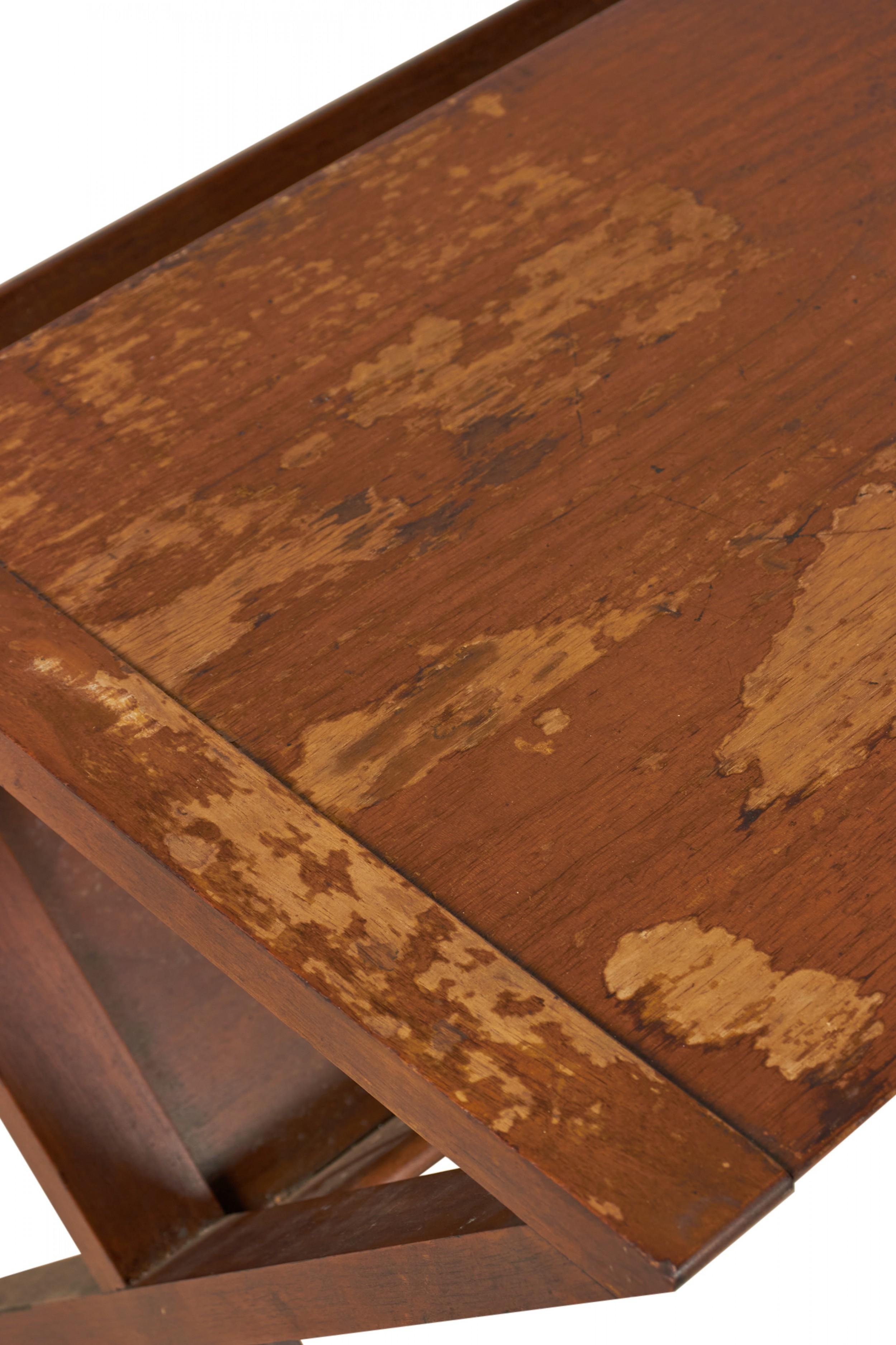 Founders Furniture Co. Table d'appoint en X en noyer avec porte-revues en vente 2