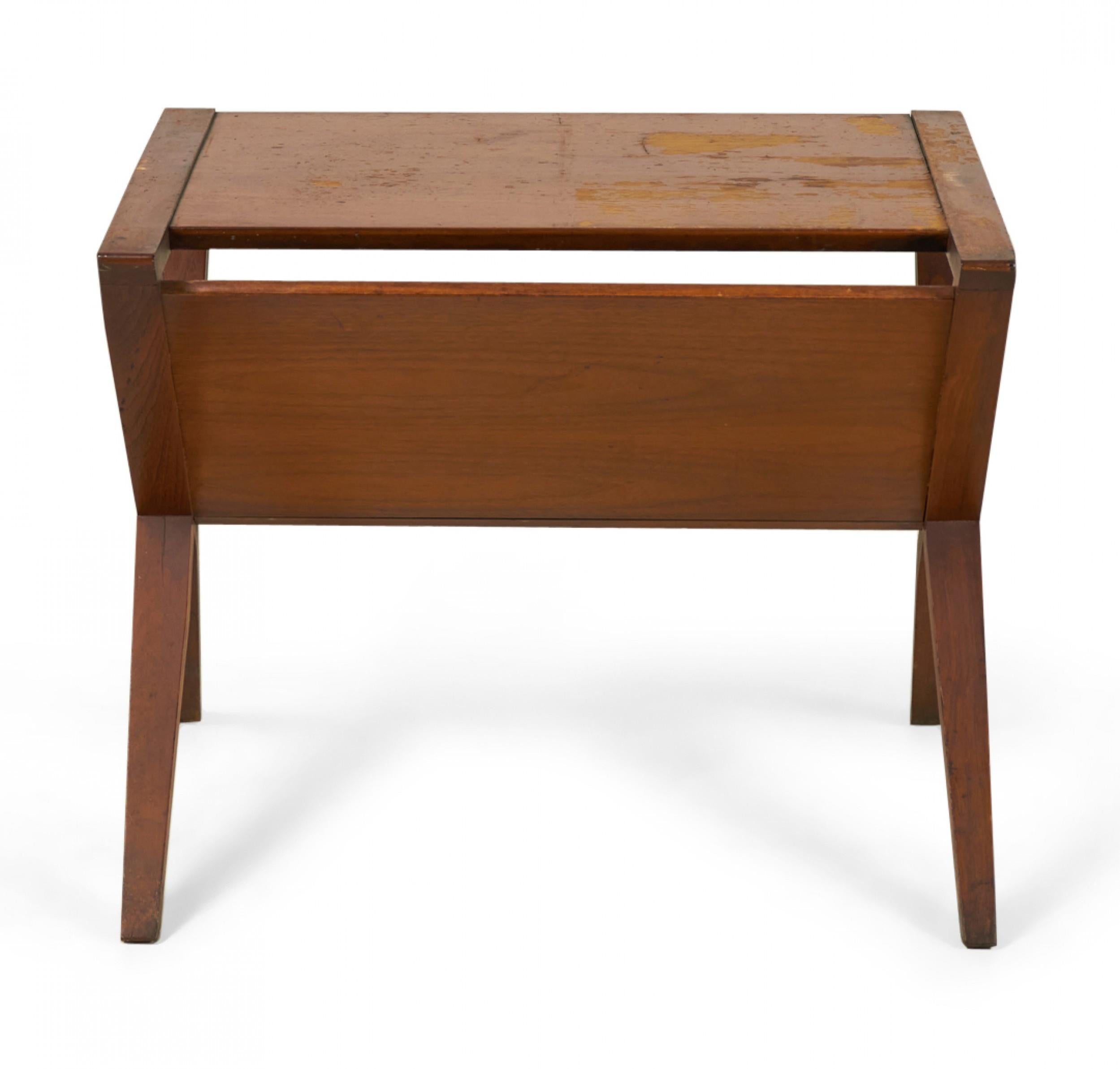 Mid-Century Modern Founders Furniture Co. Table d'appoint en X en noyer avec porte-revues en vente