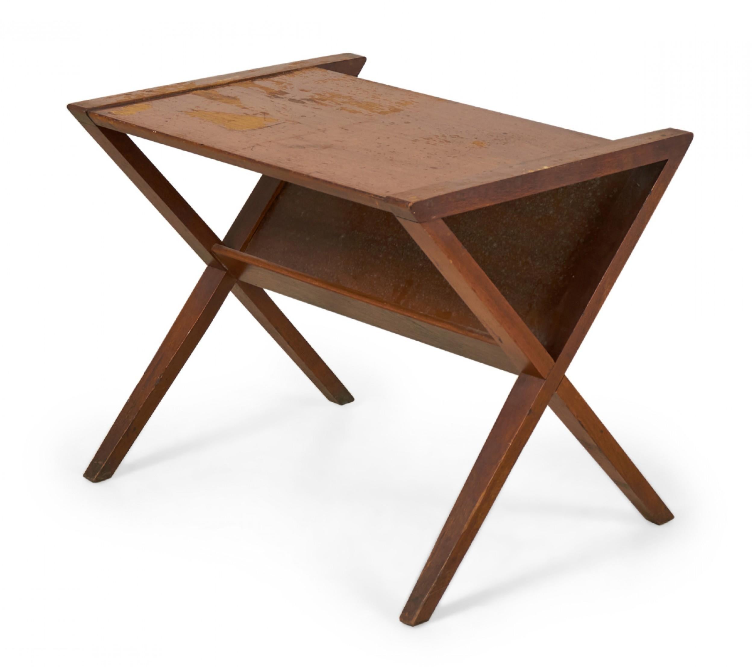 Américain Founders Furniture Co. Table d'appoint en X en noyer avec porte-revues en vente