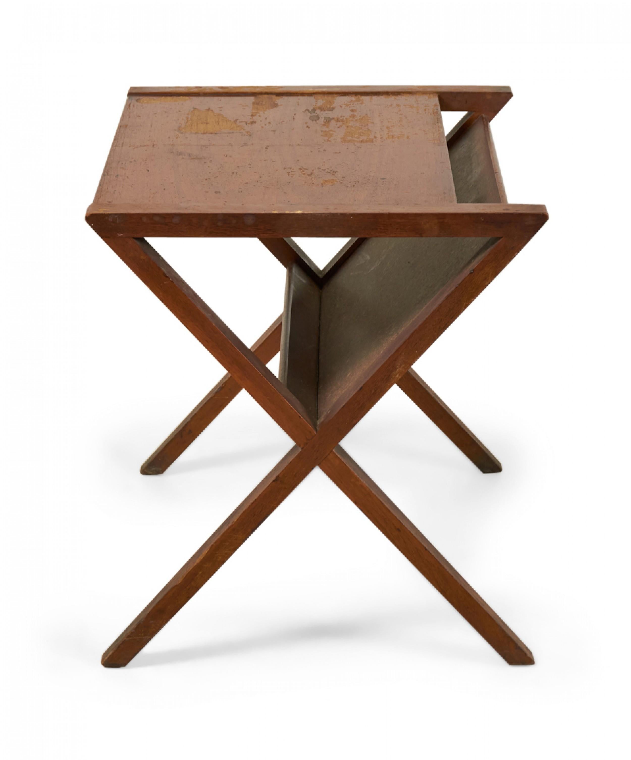 Fait main Founders Furniture Co. Table d'appoint en X en noyer avec porte-revues en vente