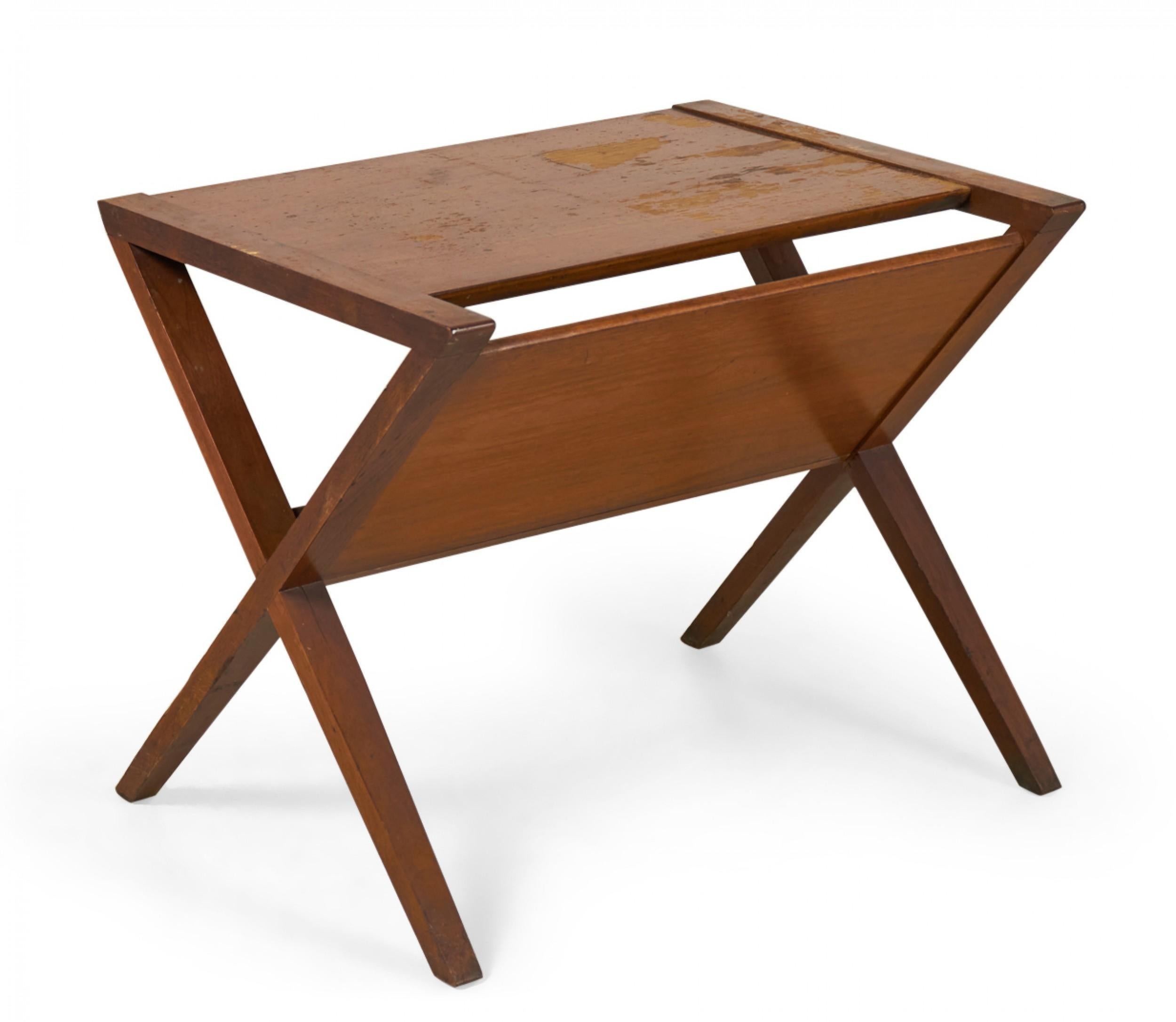 Founders Furniture Co. Table d'appoint en X en noyer avec porte-revues Bon état - En vente à Queens, NY