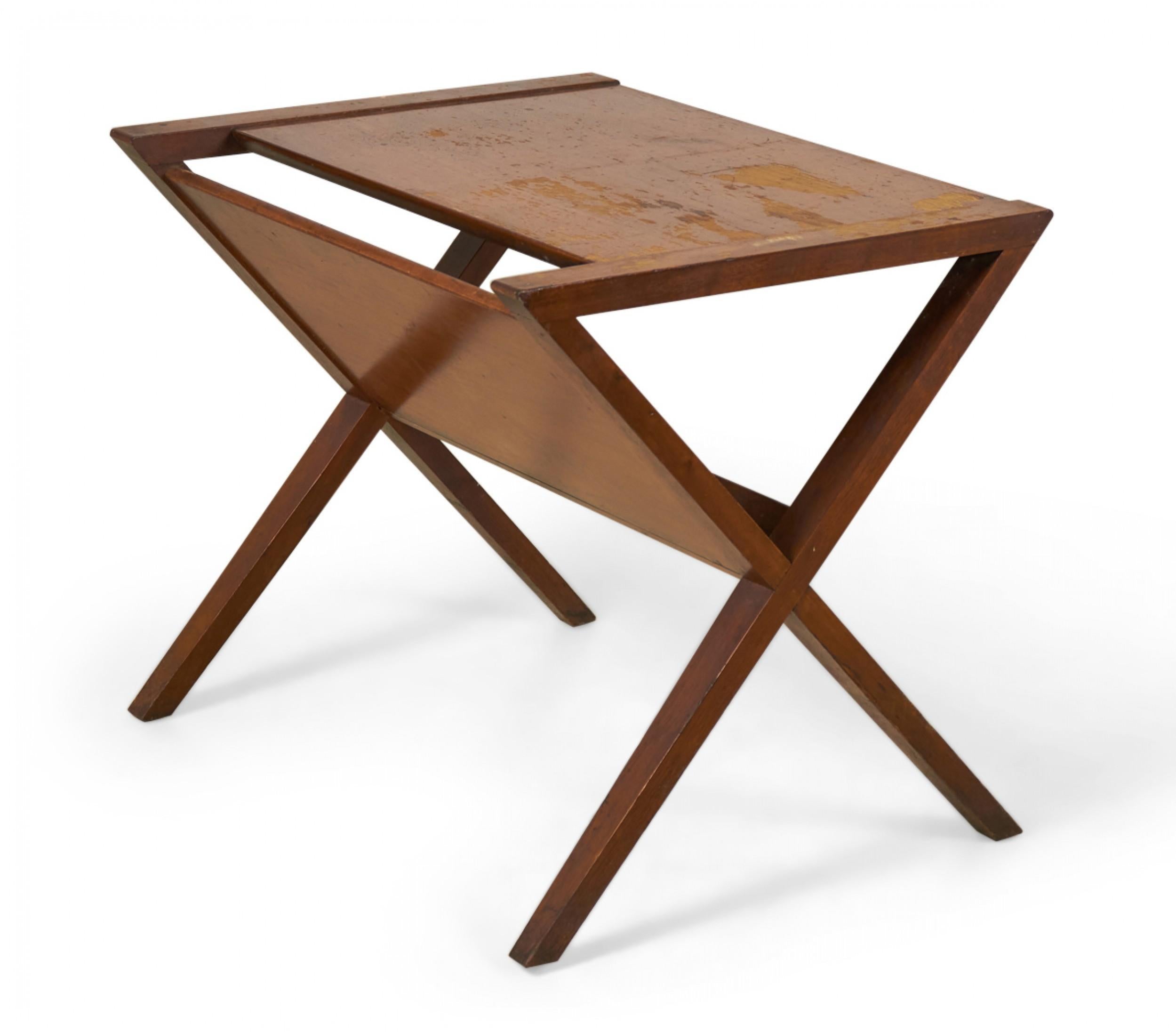 20ième siècle Founders Furniture Co. Table d'appoint en X en noyer avec porte-revues en vente