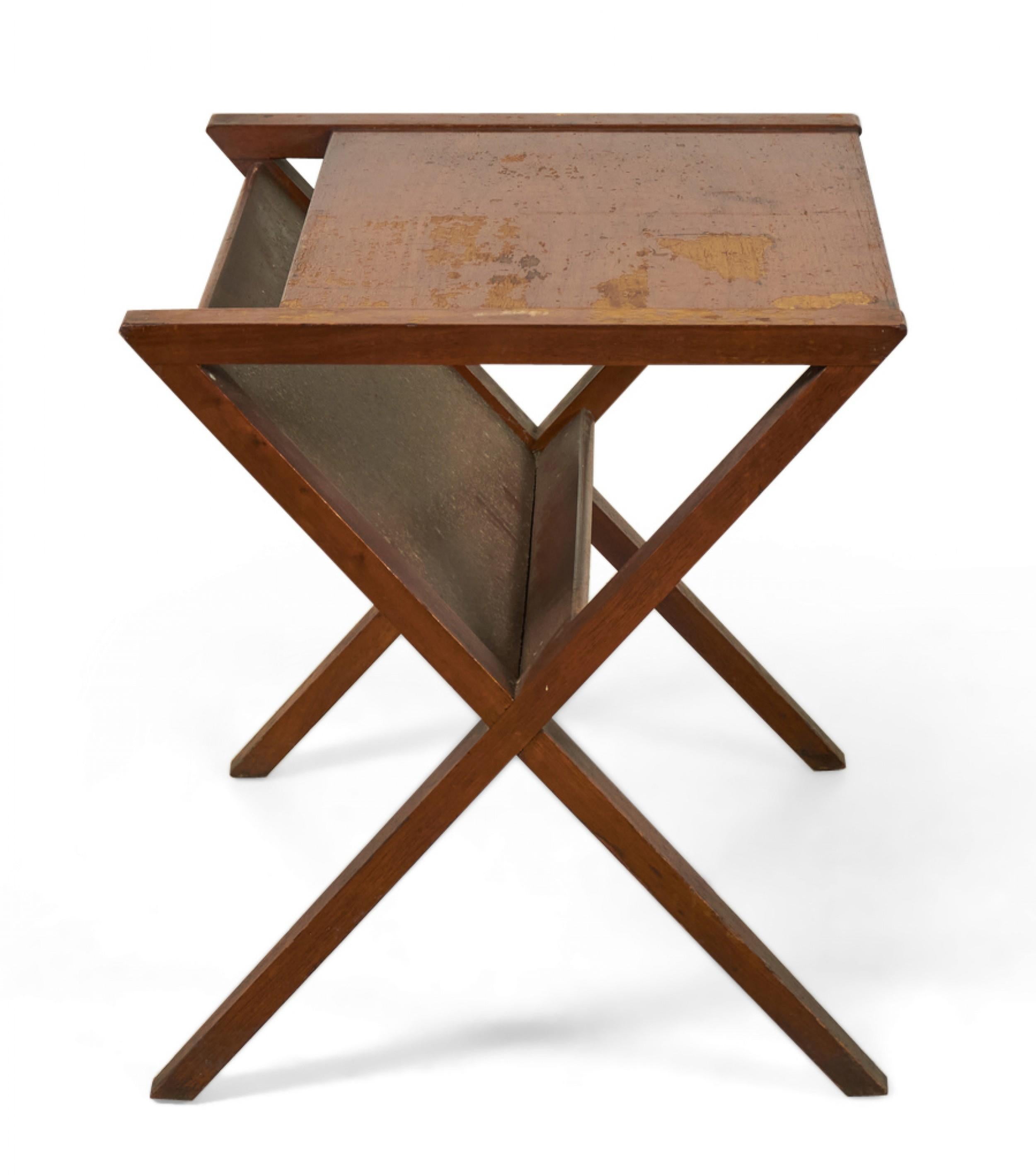 Noyer Founders Furniture Co. Table d'appoint en X en noyer avec porte-revues en vente