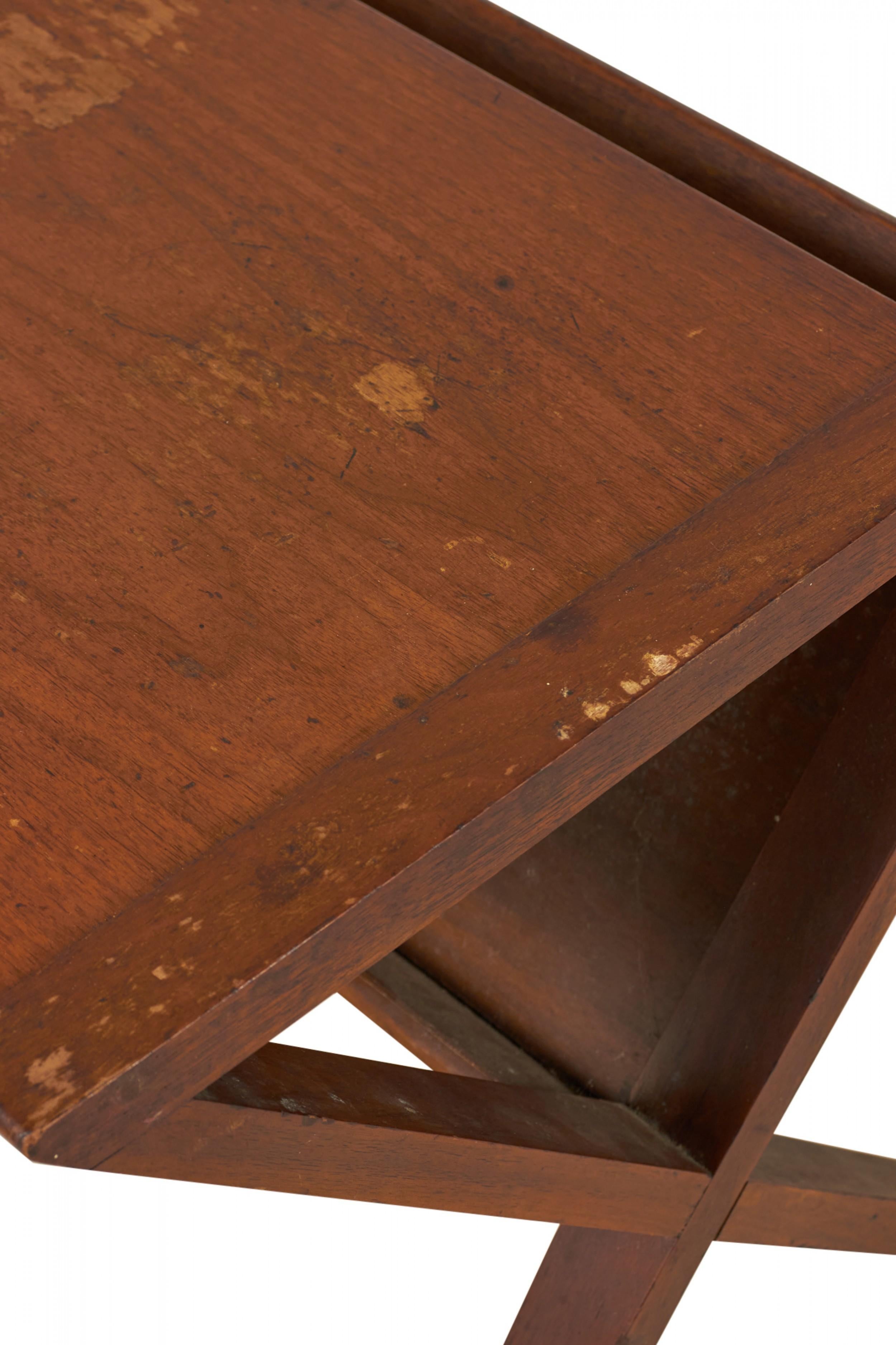 Founders Furniture Co. Table d'appoint en X en noyer avec porte-revues en vente 1