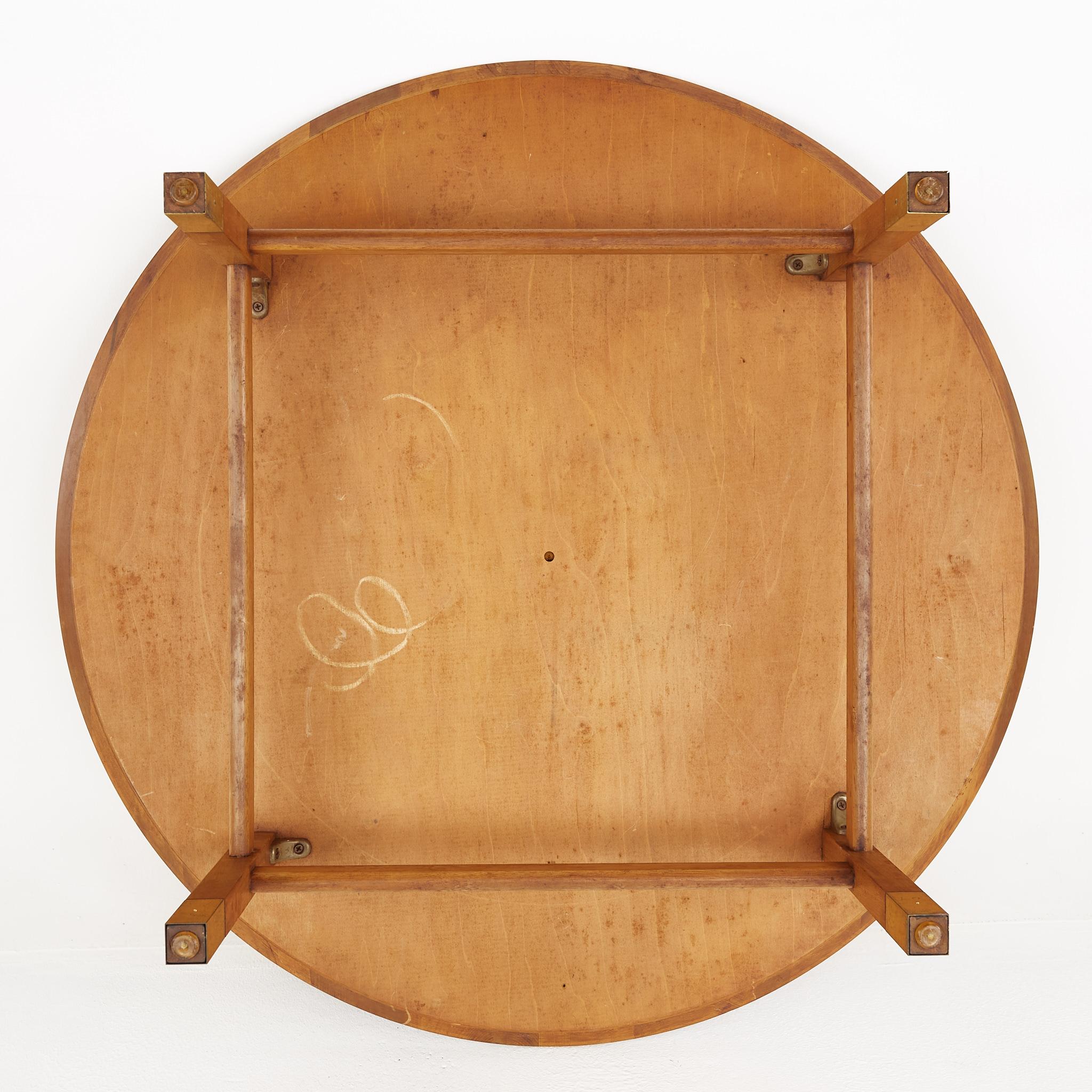 Founders Furniture Company, runder Couchtisch aus Nussbaum und Messing, Mitte des Jahrhunderts im Angebot 4