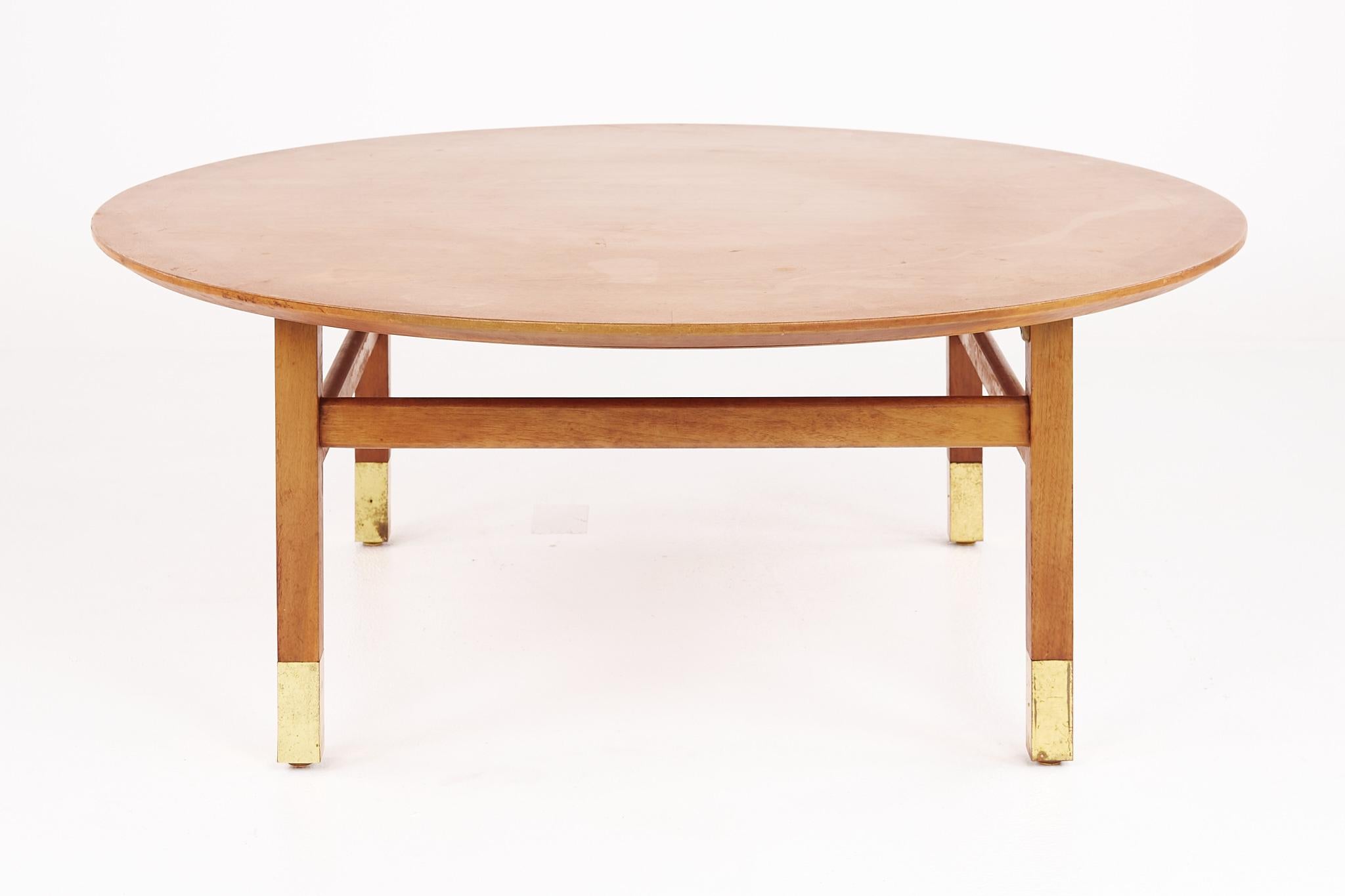 Founders furniture company Mitte des Jahrhunderts Nussbaum und Messing runden Couchtisch

Dieser Tisch misst: 38 breit x 38 tief x 14,5 Zoll hoch

alle Möbelstücke sind in einem sogenannten restaurierten Vintage-Zustand zu haben. Das bedeutet,