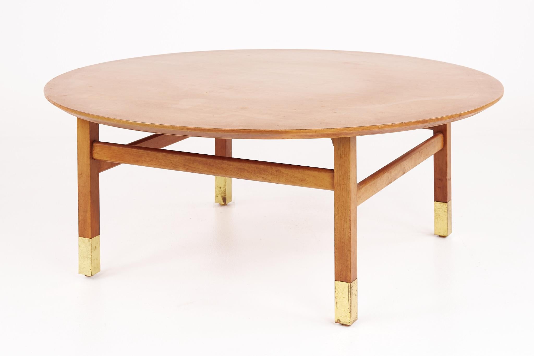 Mid-Century Modern Table basse ronde en noyer et laiton du milieu du siècle dernier de Founders Furniture Company en vente