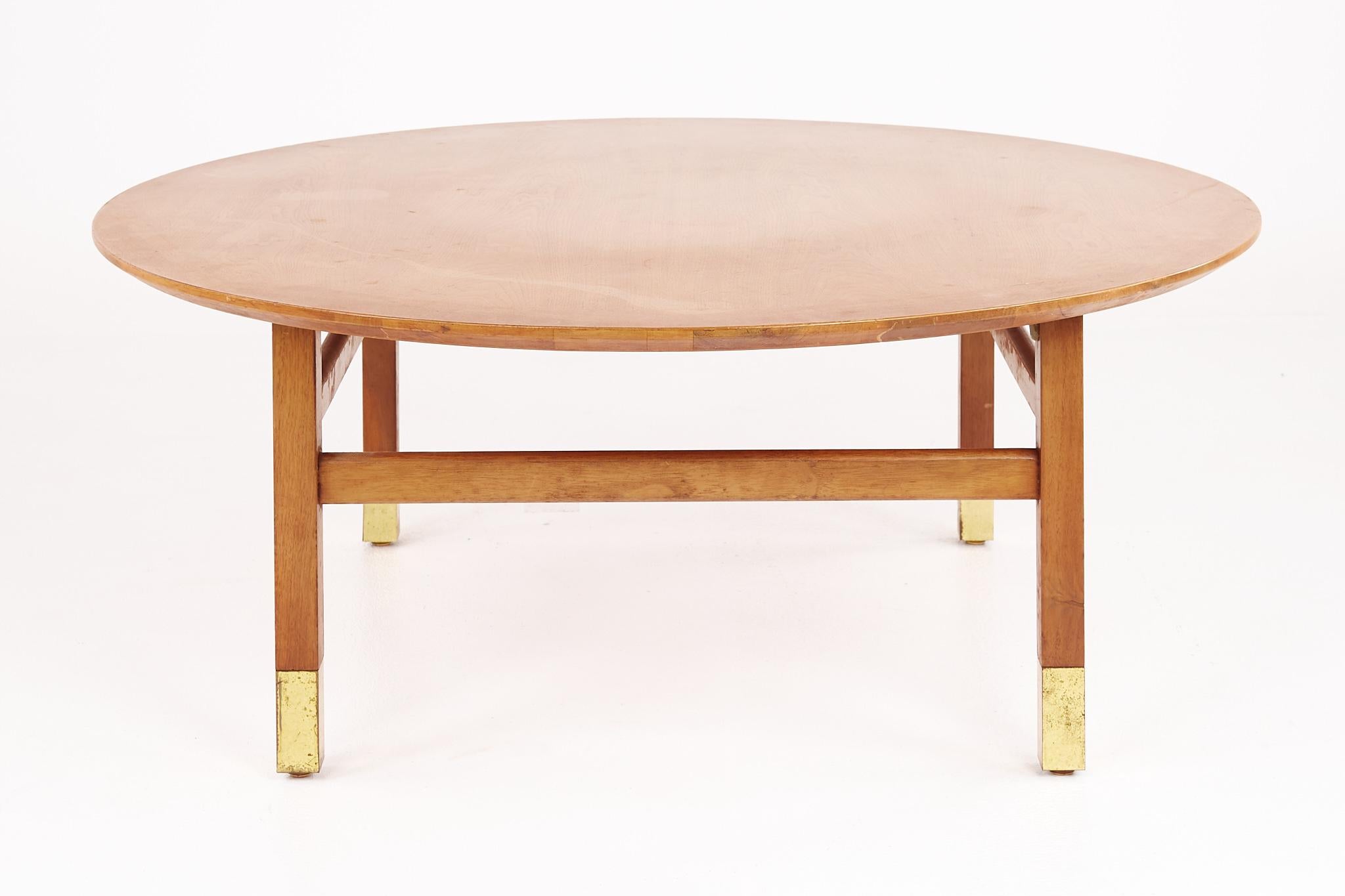 Américain Table basse ronde en noyer et laiton du milieu du siècle dernier de Founders Furniture Company en vente