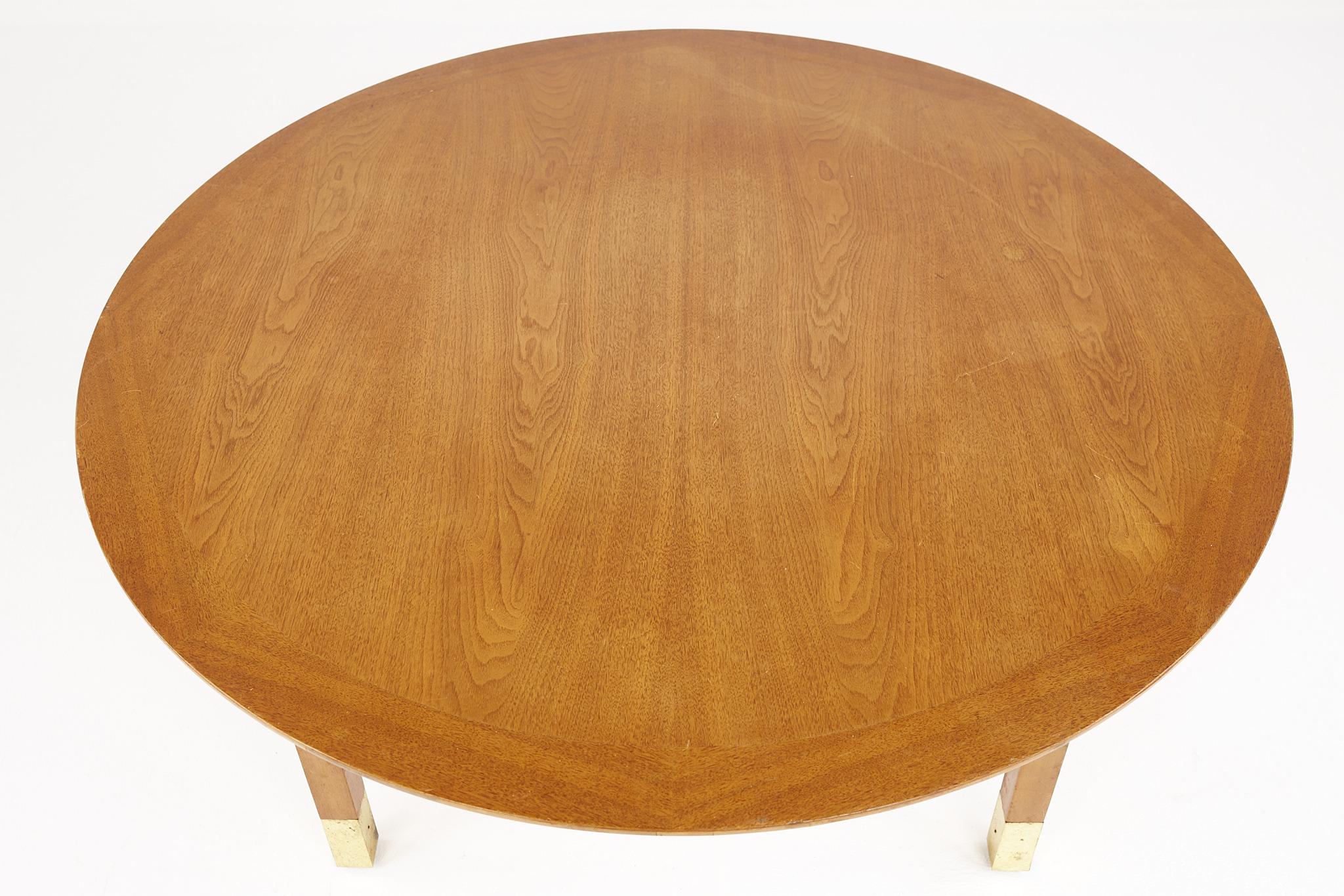 Laiton Table basse ronde en noyer et laiton du milieu du siècle dernier de Founders Furniture Company en vente