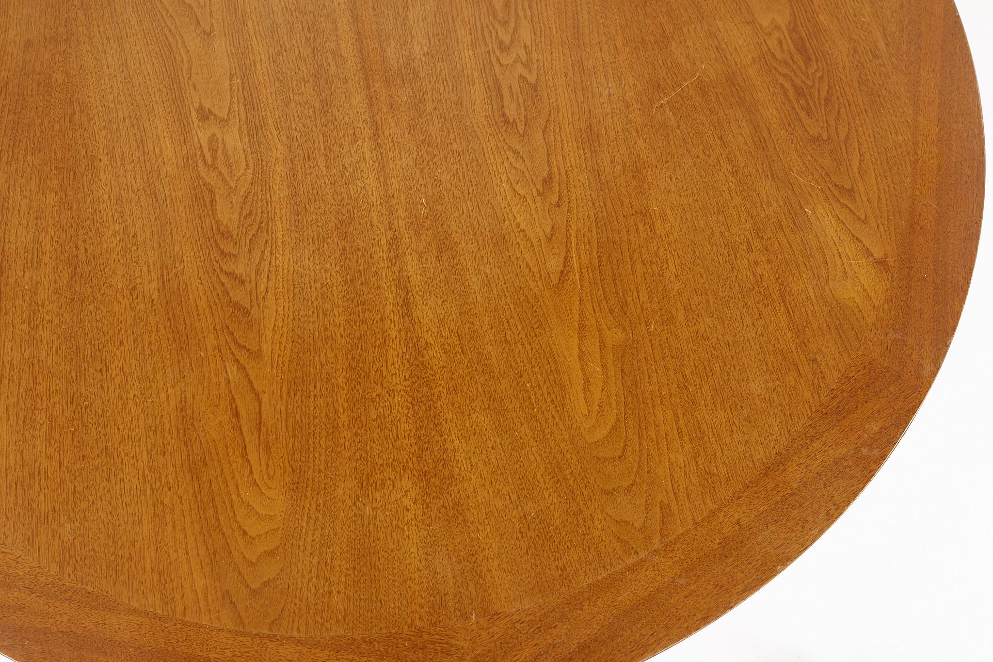 Table basse ronde en noyer et laiton du milieu du siècle dernier de Founders Furniture Company en vente 2
