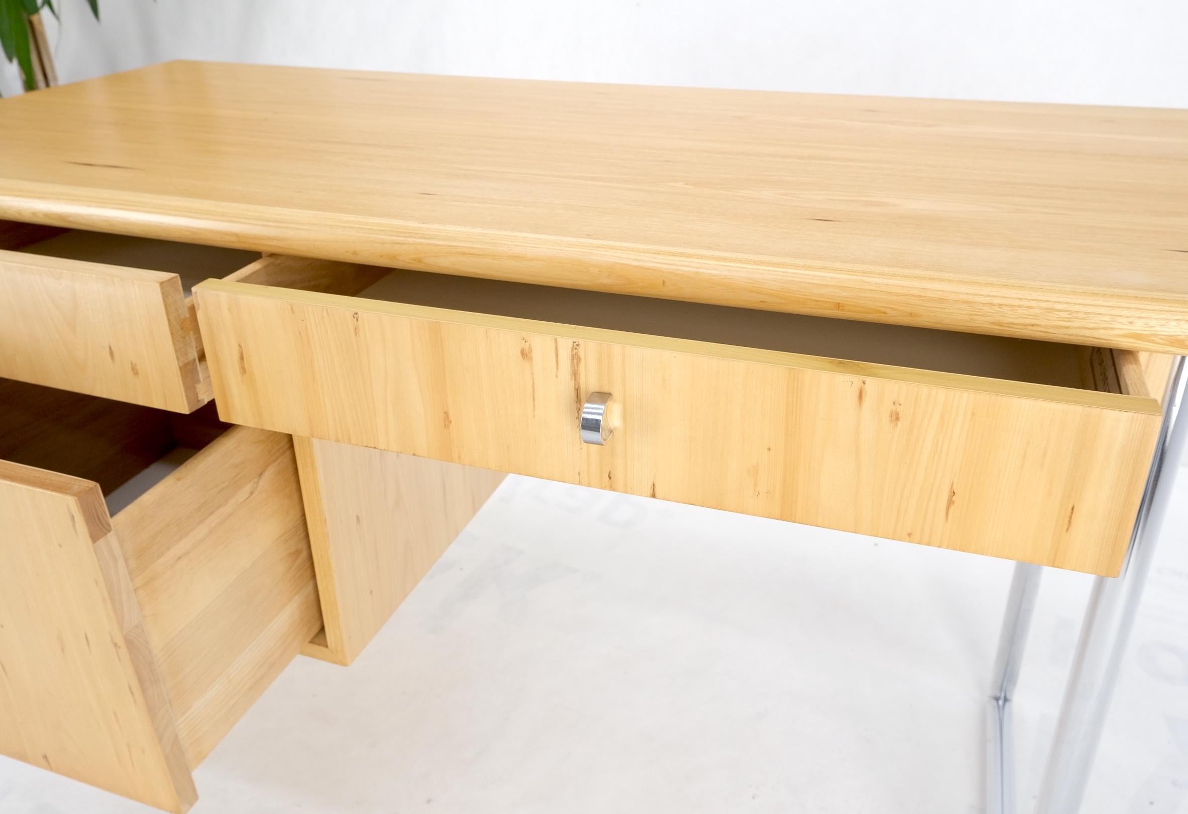 Founders Hellblonder Pecan-Schreibtisch mit einzelnen Sockeln und Chromrohrbeinen, MINT! im Angebot 5