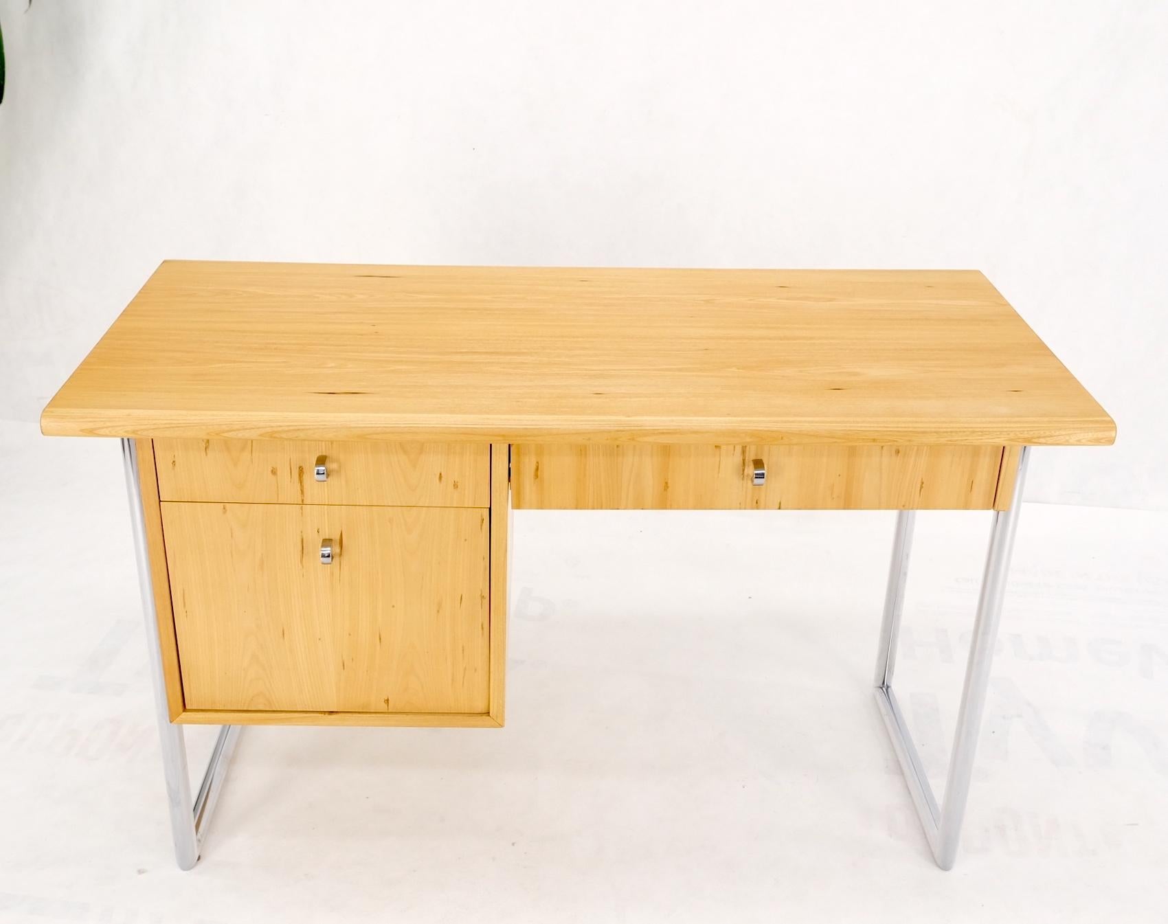 Founders light blonde pecan single pedestal desk tubular chrome legs MINT!
Solid wood construction dovetail joints.
