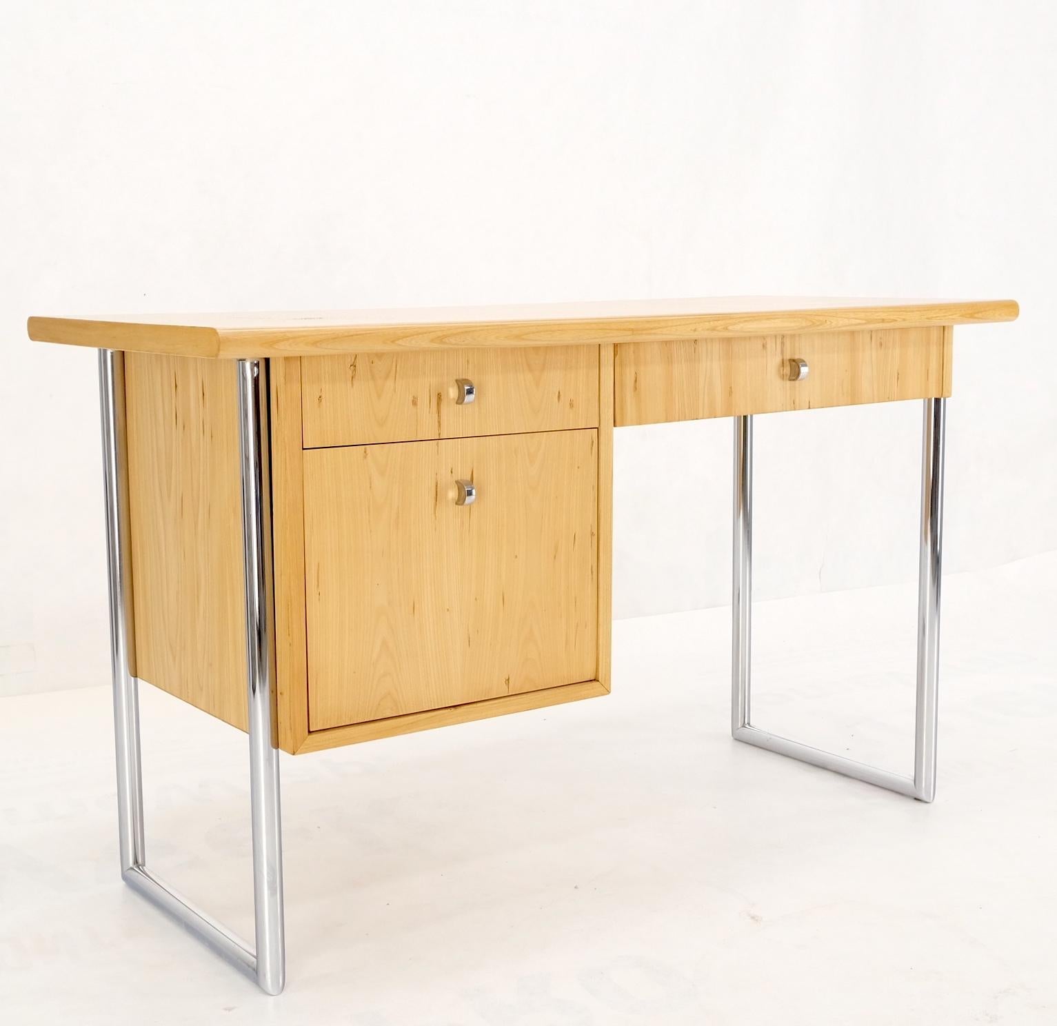 Mid-Century moderno Founders Scrivania a piedistallo singolo in pecan biondo chiaro Gambe tubolari cromate MINT! in vendita