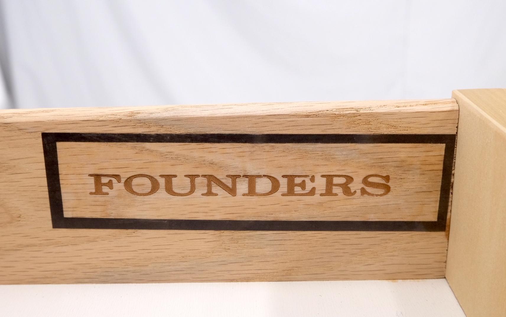 Founders Hellblonder Pecan-Schreibtisch mit einzelnen Sockeln und Chromrohrbeinen, MINT! im Angebot 2