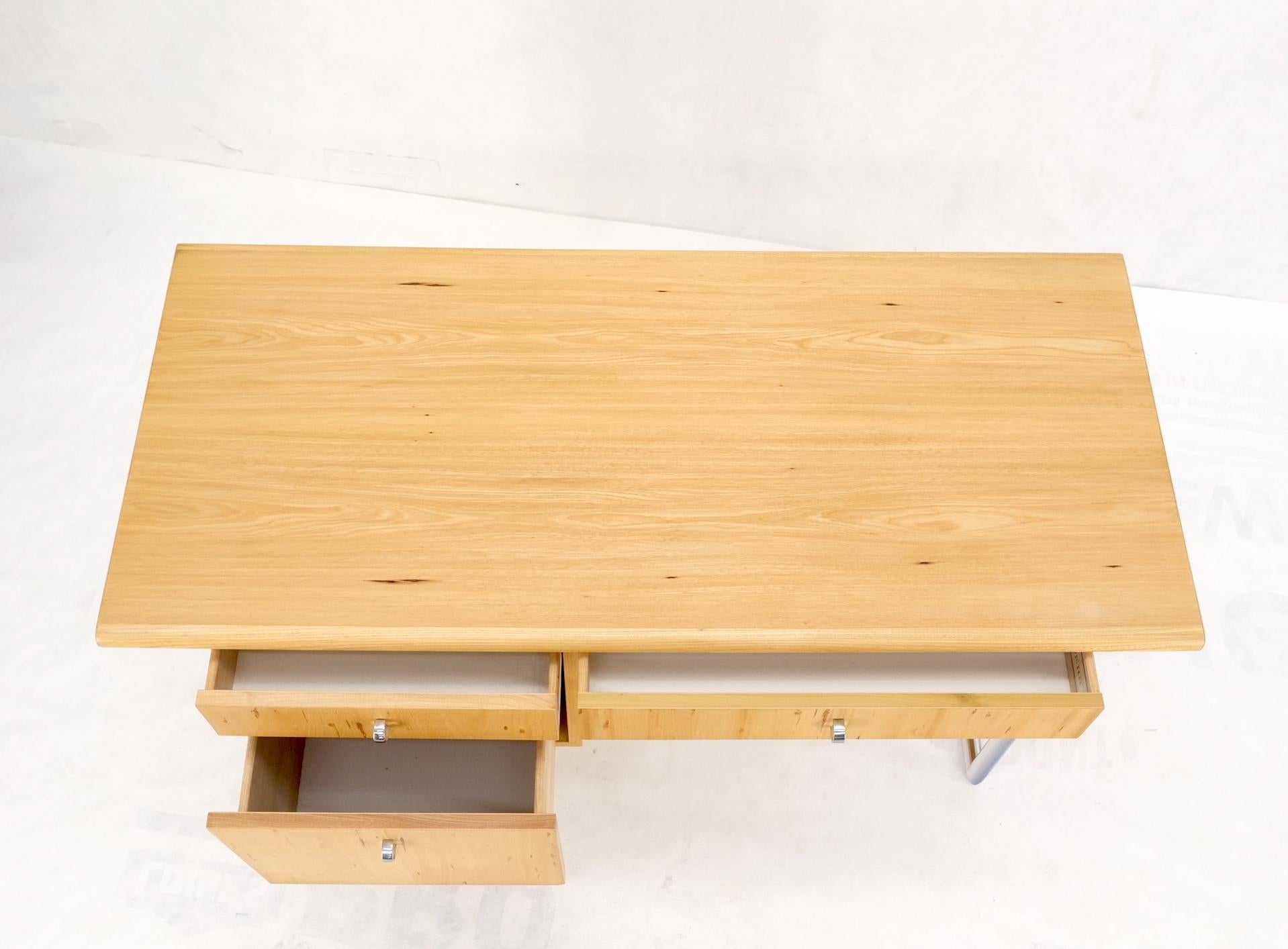 Founders Hellblonder Pecan-Schreibtisch mit einzelnen Sockeln und Chromrohrbeinen, MINT! im Angebot 4