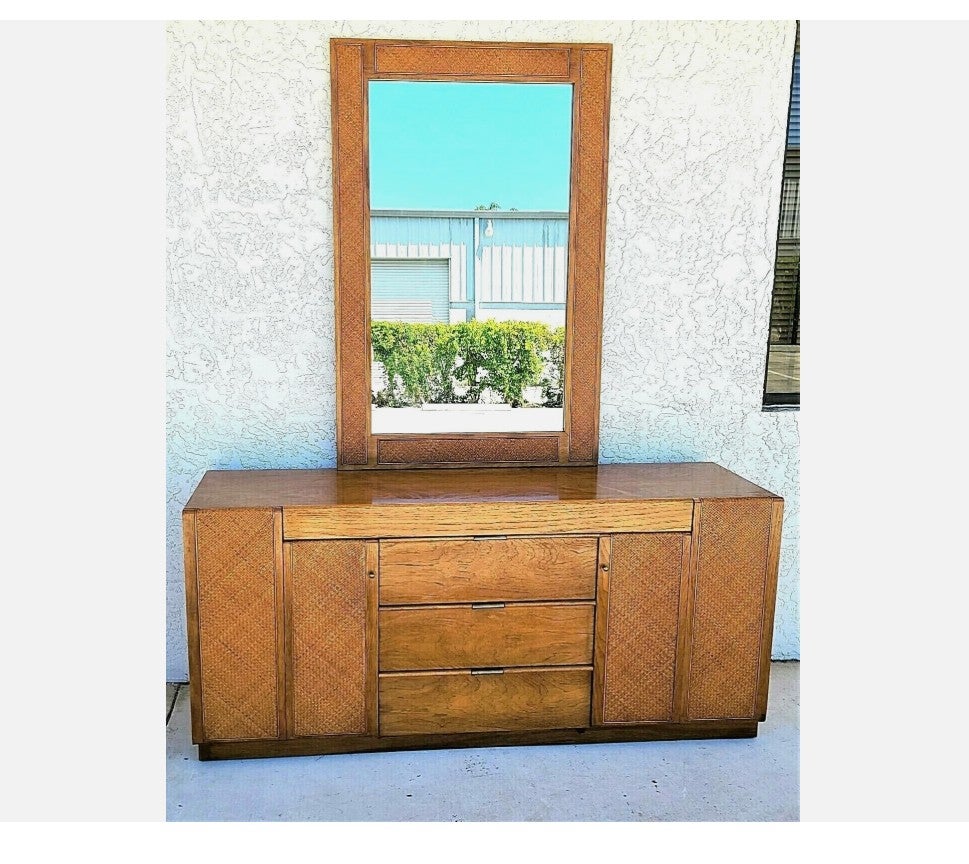 Credenza cassettiera MCM con piano in vetro e specchio di FOUNDERS
