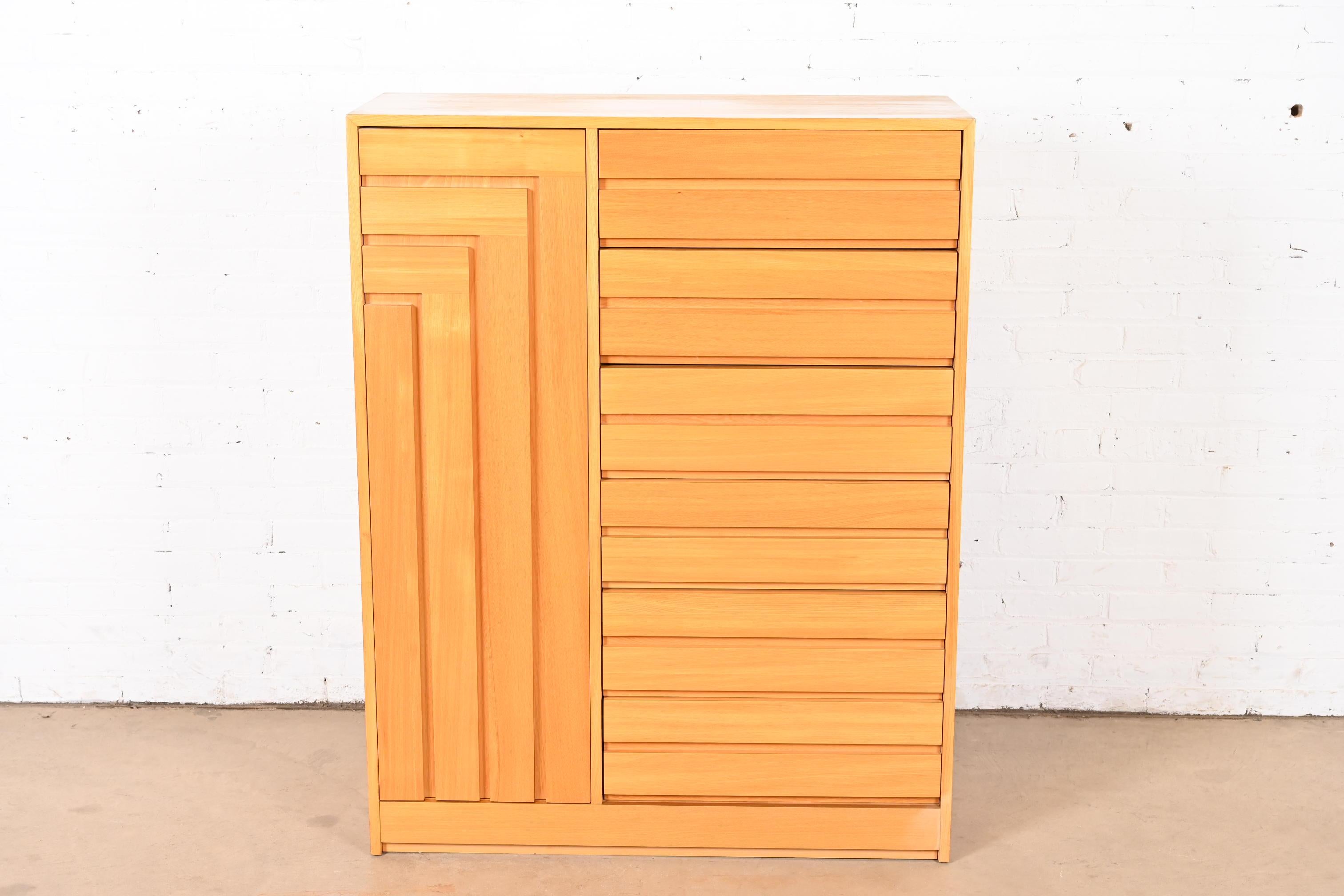 Mid-Century Modern Coiffeuse ou coffre de gentleman en teck sculpté de style moderne du milieu du siècle dernier, 1970