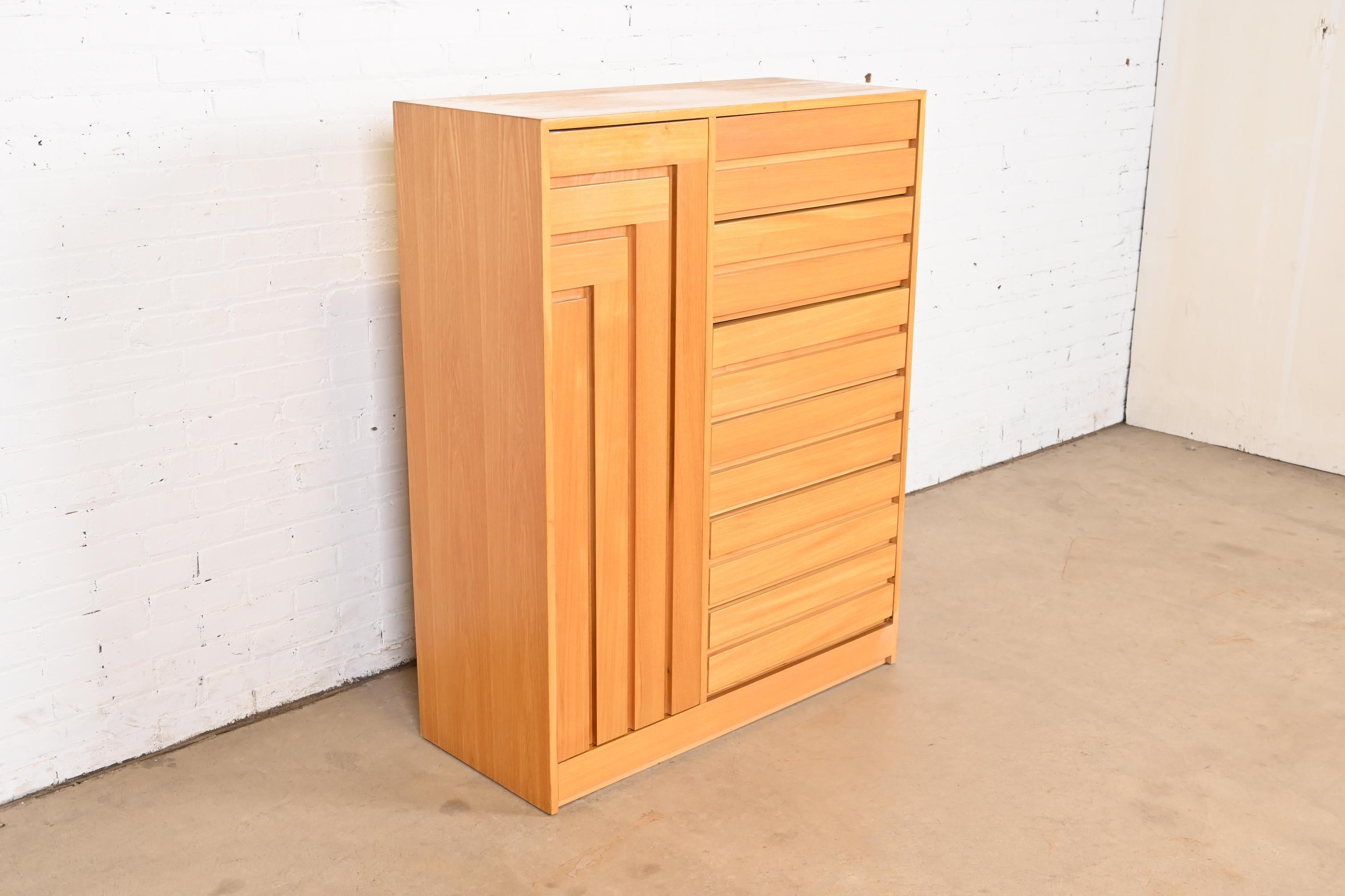 Coiffeuse ou coffre de gentleman en teck sculpté de style moderne du milieu du siècle dernier, 1970 Bon état à South Bend, IN