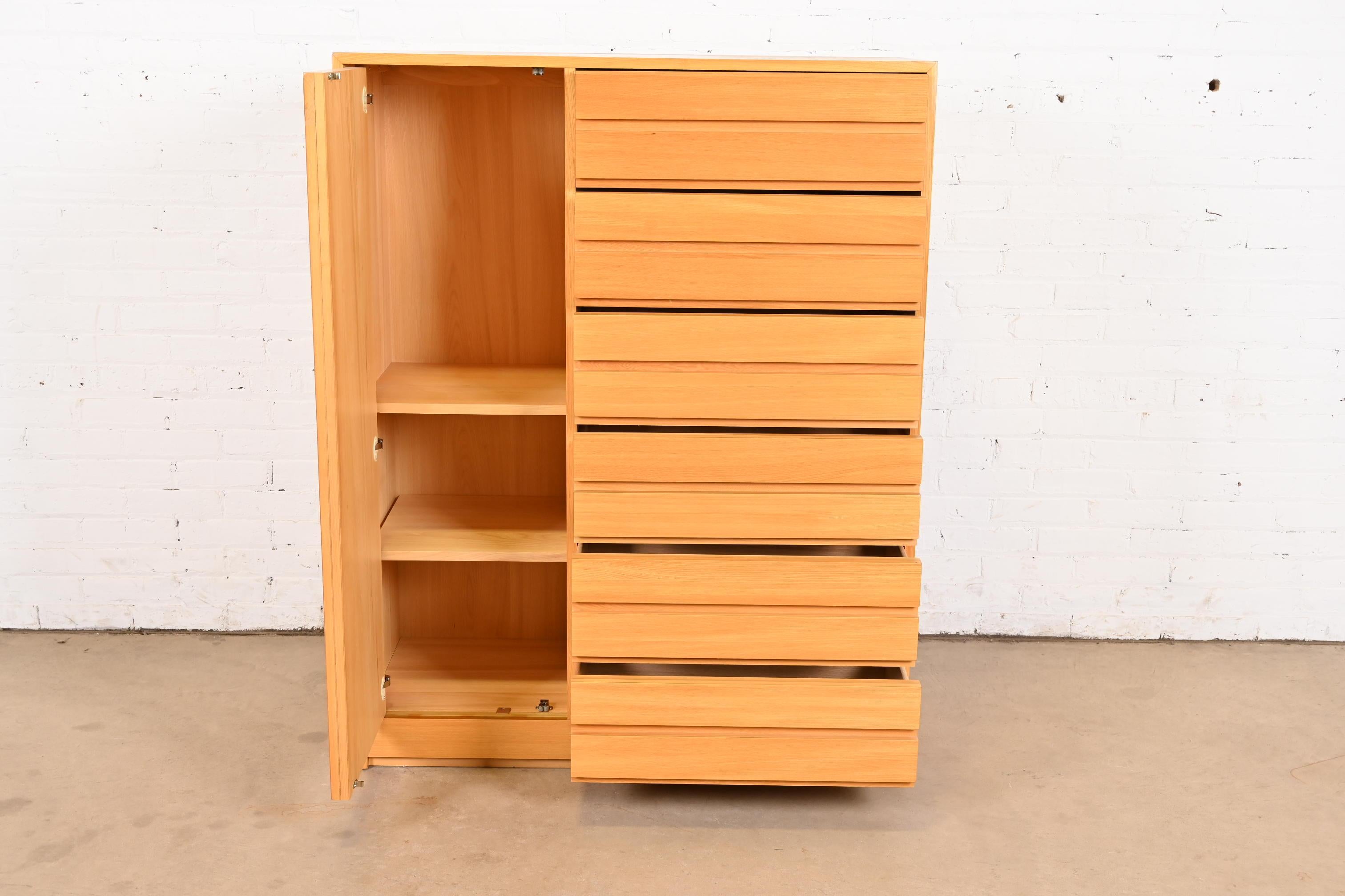 Fin du 20e siècle Coiffeuse ou coffre de gentleman en teck sculpté de style moderne du milieu du siècle dernier, 1970