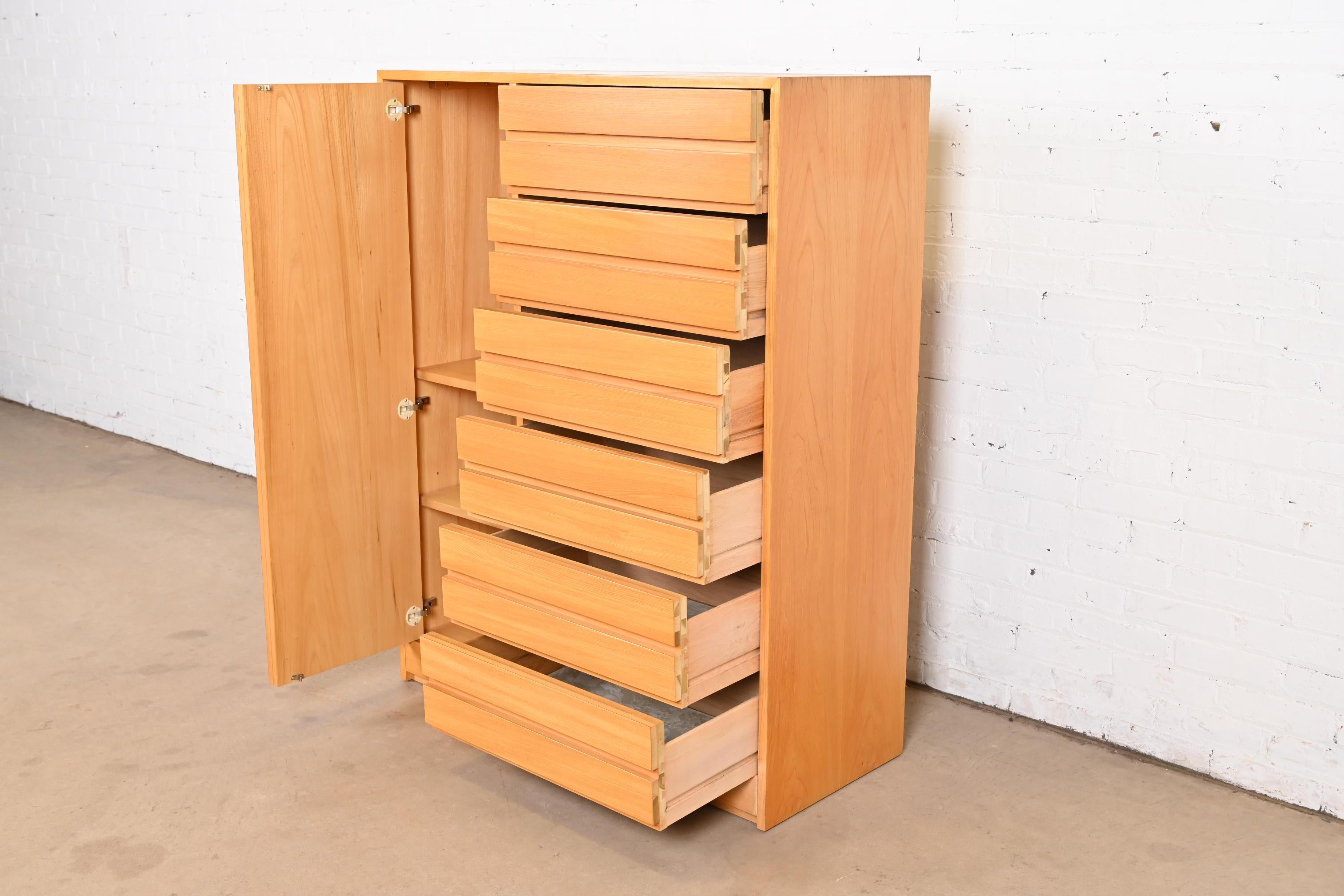 Teck Coiffeuse ou coffre de gentleman en teck sculpté de style moderne du milieu du siècle dernier, 1970