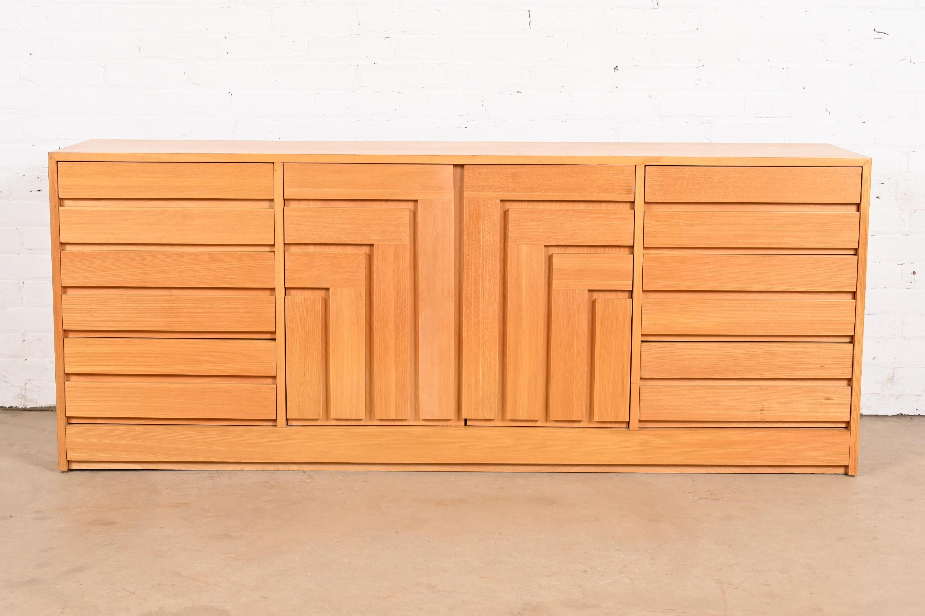 A gorgeous Mid-Century Modern sculpted teak nine-drawer long dresser or credenza

By Founders Furniture

USA, 1970s

Measures: 69.63
