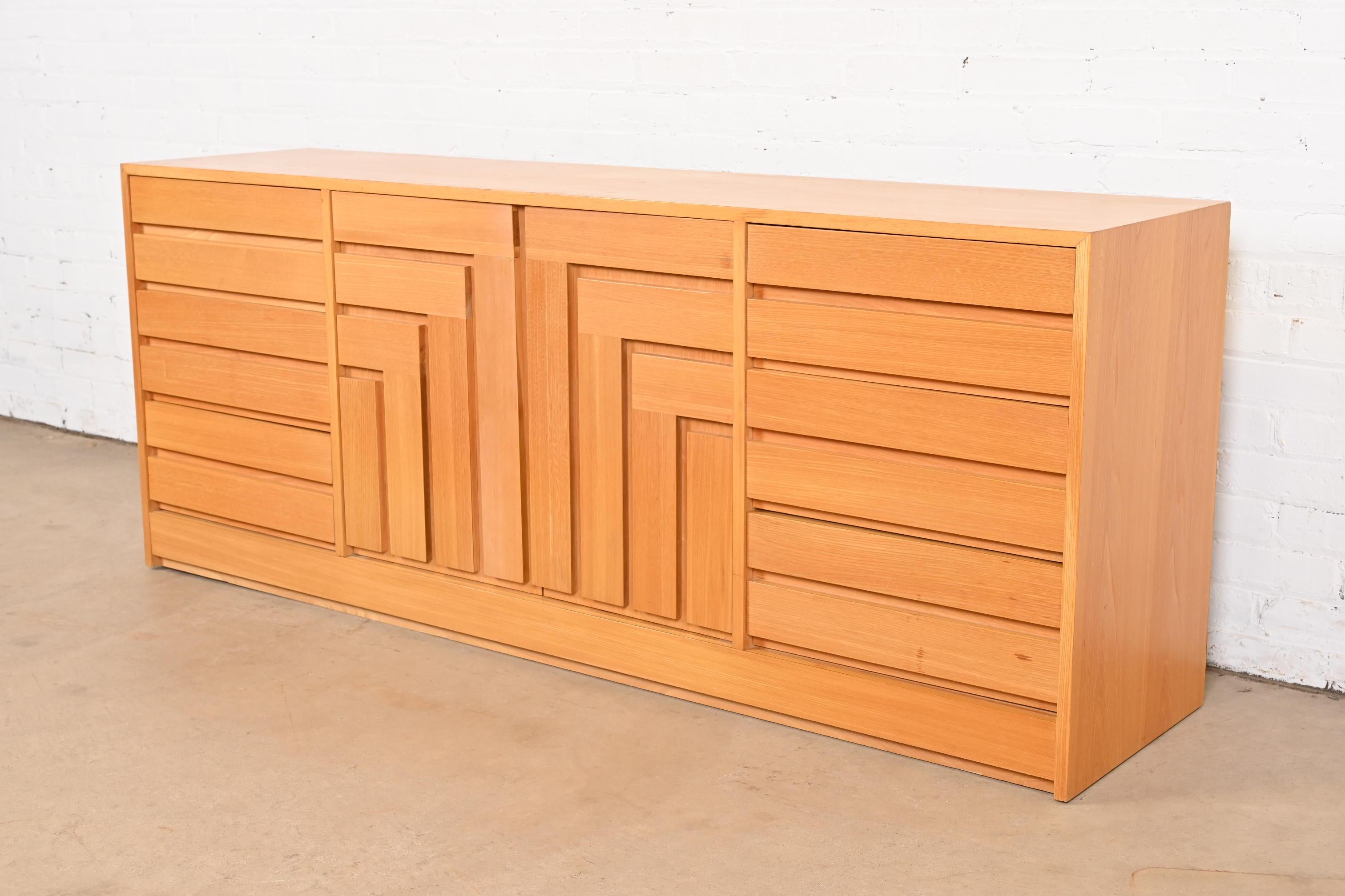 Founders Mid-Century Modern Sculpted Teak Long Dresser, 1970s In Good Condition In South Bend, IN