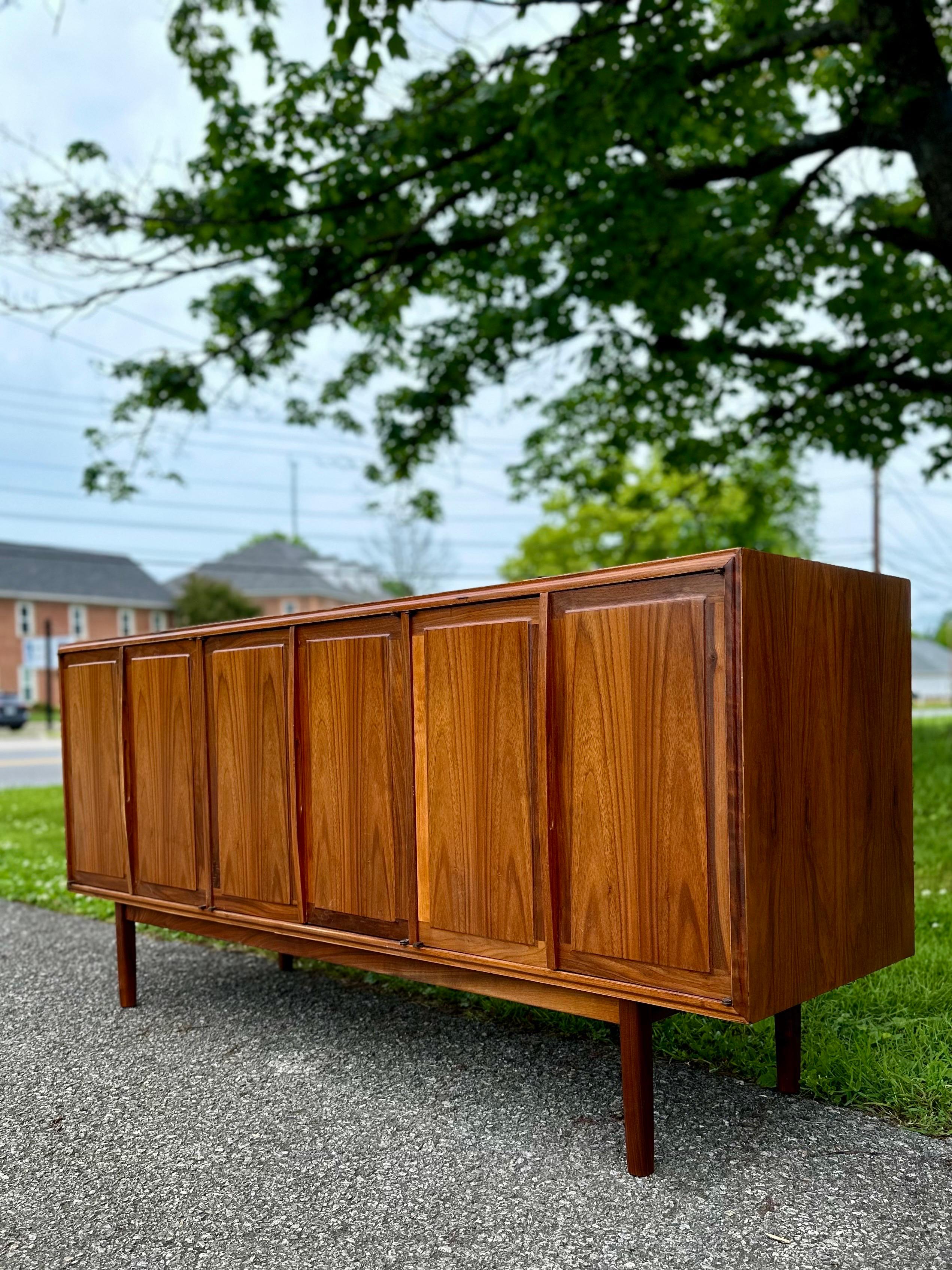 Founders Mid-Century Modern Walnut Credenza In Good Condition For Sale In Roanoke, VA