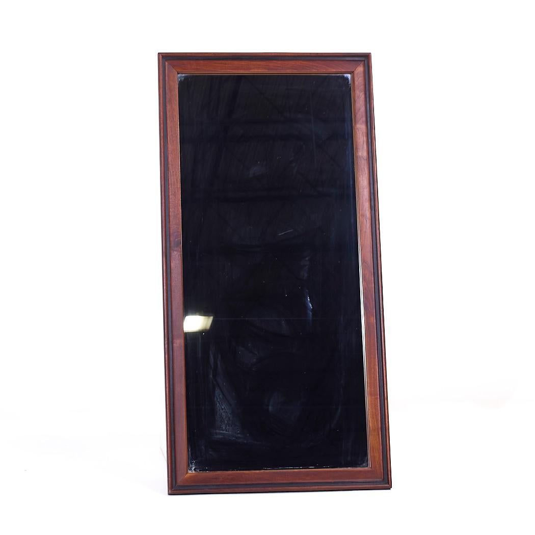 Founders Mid Century Walnut Mirror (Miroir en noyer du milieu du siècle)

Ce miroir mesure : 22 de large x 1.25 de profond x 44 de haut

Nous prenons nos photos dans un studio à éclairage contrôlé afin de montrer le plus de détails possible. Nous