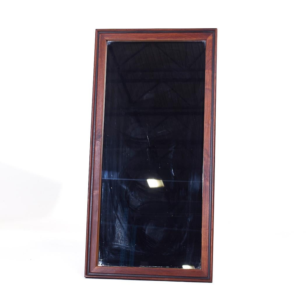 Américain Founders Mid Century Walnut Mirror (Miroir en noyer du milieu du siècle) en vente