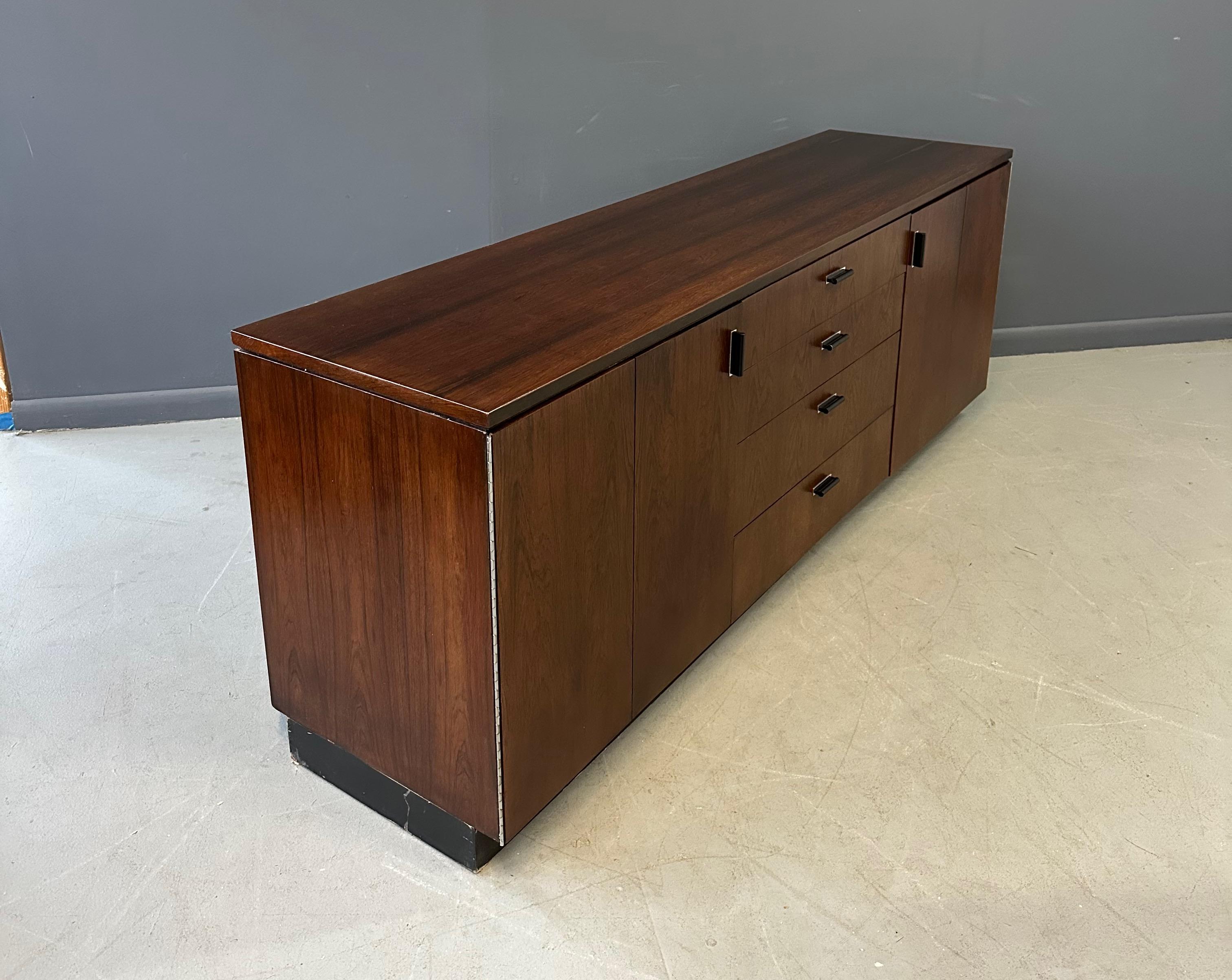 Credenza Founders in palissandro con cassetti e ripiani su una base a plinto nera in vendita 3